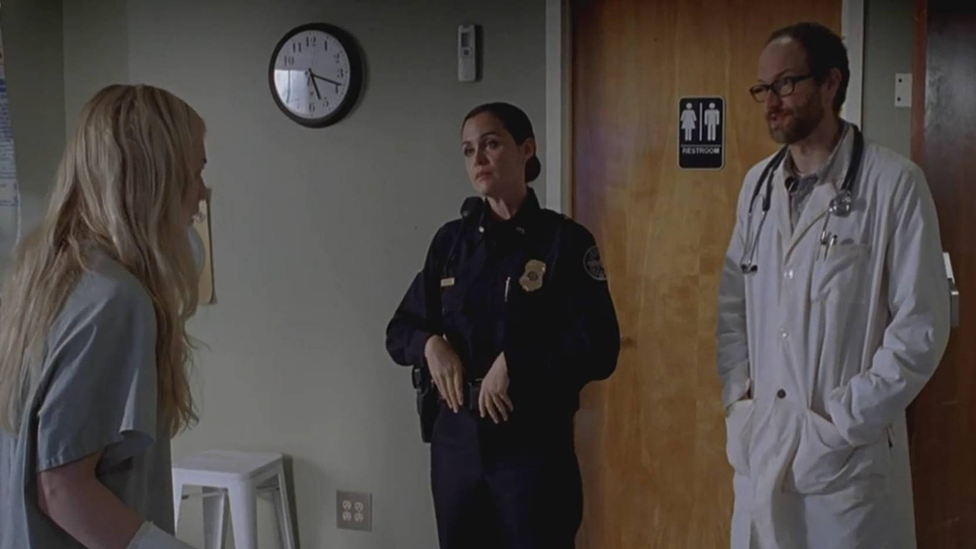 Фото: Кадр из сериала «Ходячие мертвецы» (Эрик Дженсен в роли доктора Стивена Эдвардса — справа)