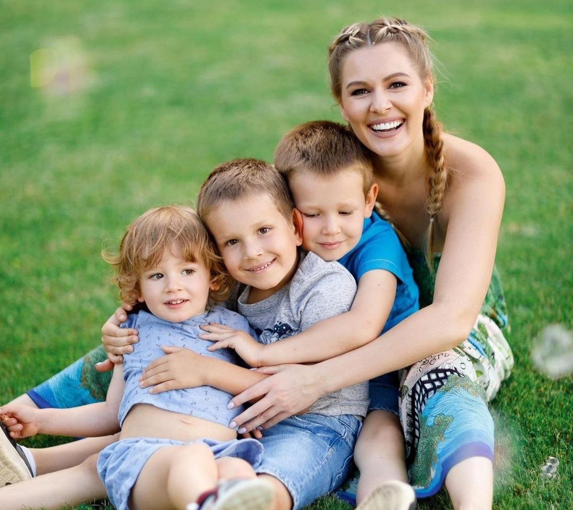 Мария Кожевникова с сыновьями. Фото: Инстаграм* @mkozhevnikova