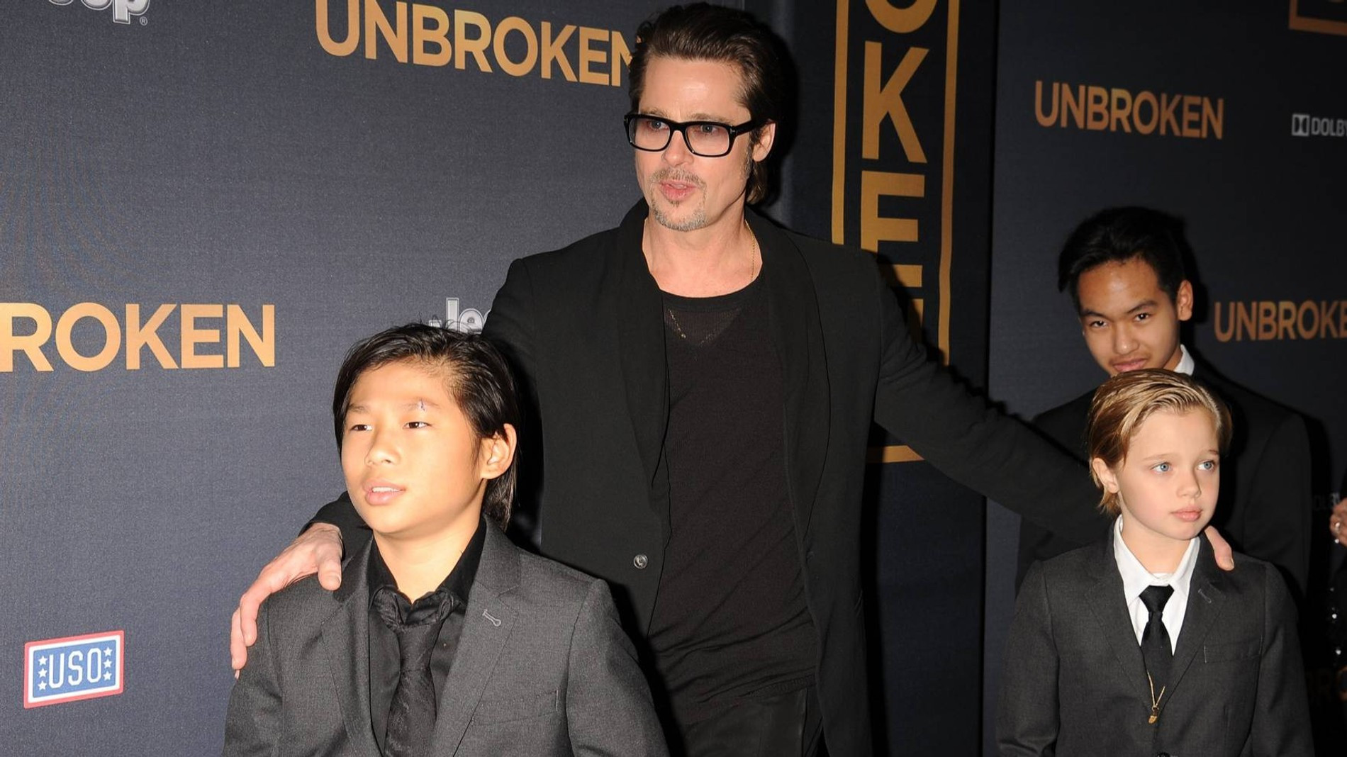 Брэд Питт с сыновьями Паксом и Мэддоксом, а также дочерью Шайло. Фото: Getty Images