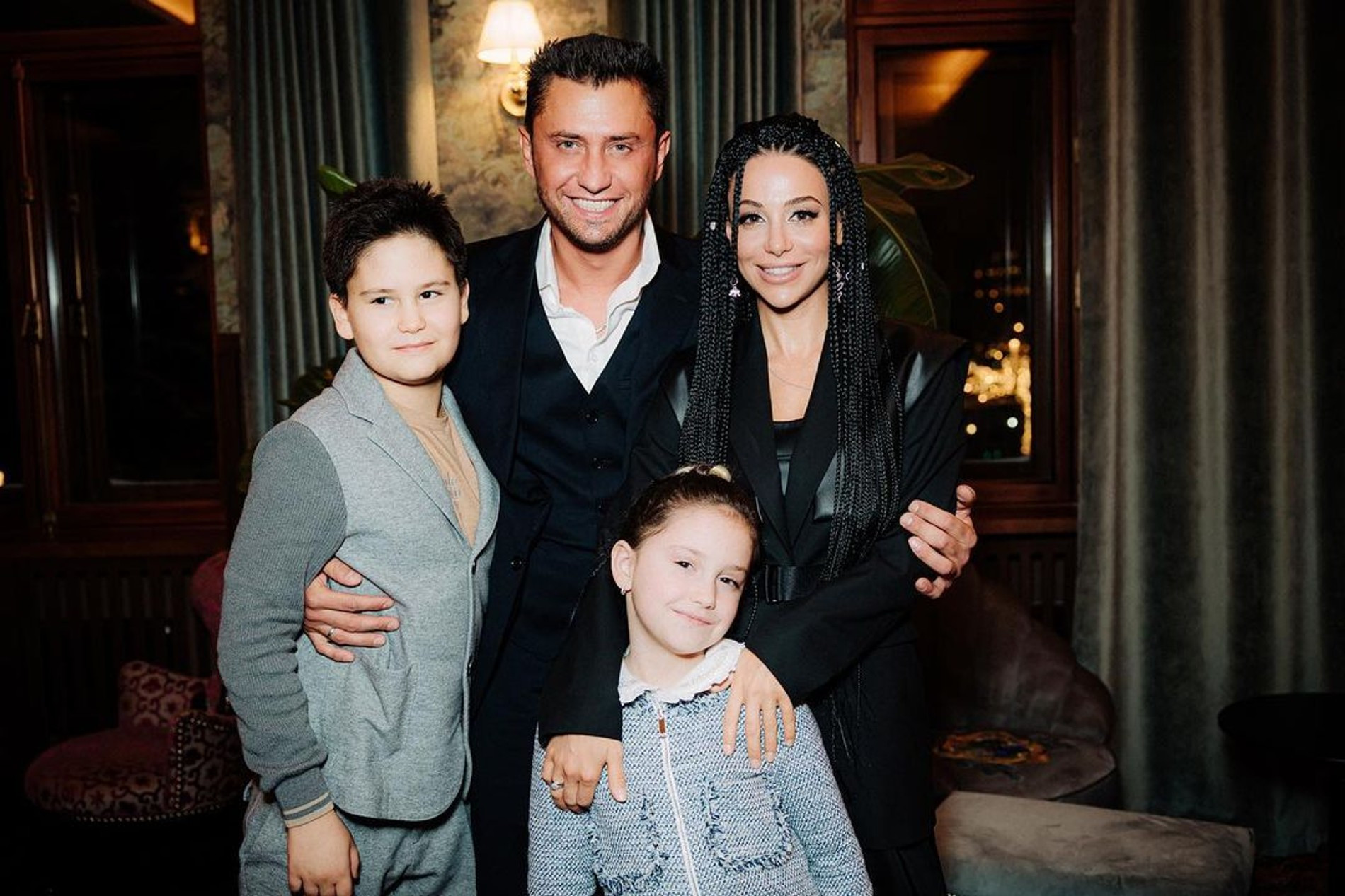 Павел Прилучный с супругой Зепюр Брутян и детьми Мией и Тимофеем. Фото: Инстаграм* @bugevuge