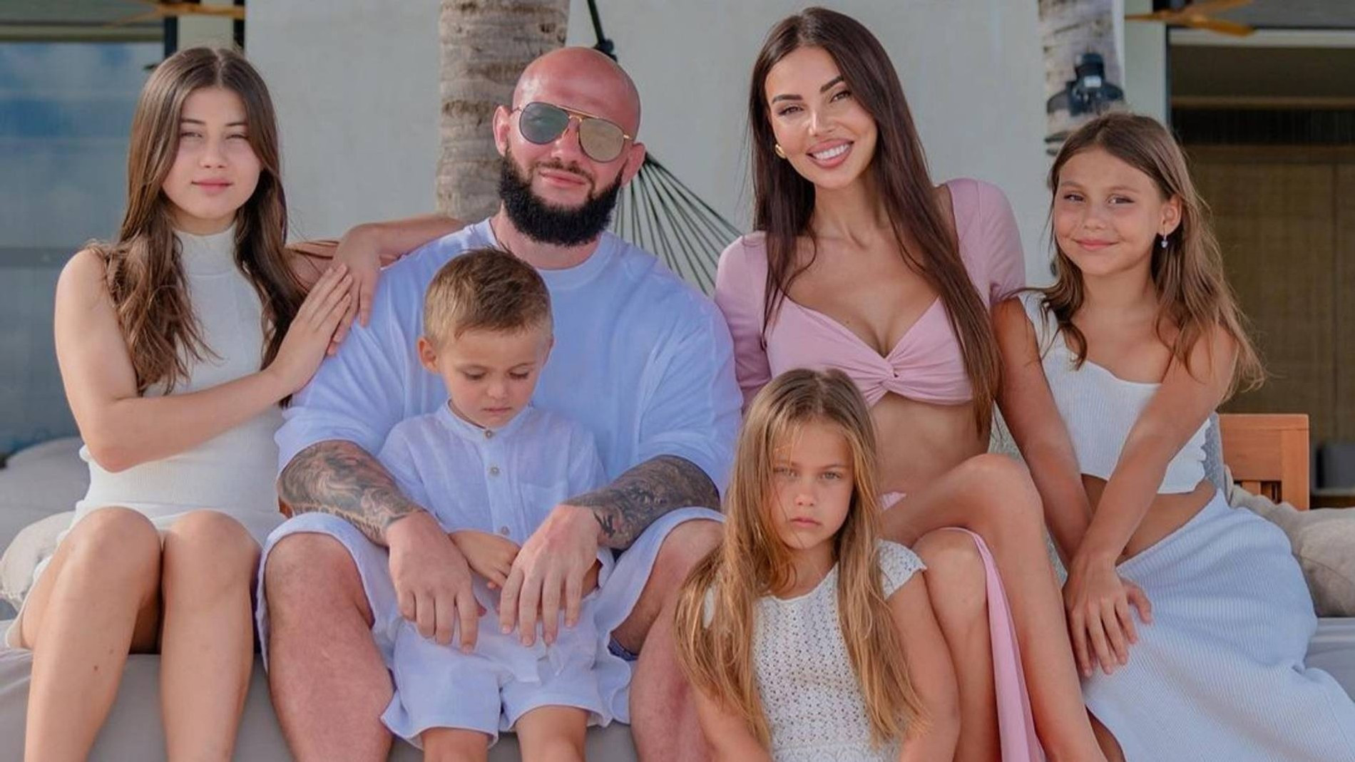 Оксана Самойлова и Джиган с детьми. Фото: Инстаграм (запрещен в РФ)