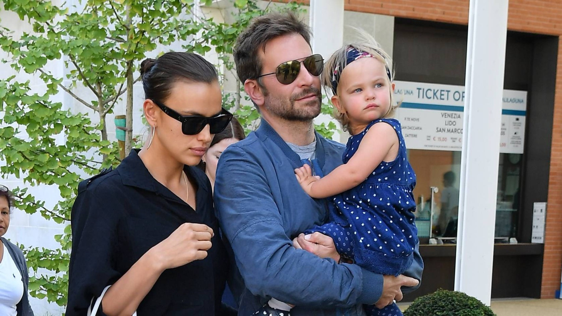 Ирина Шейк и Брэдли Купер с дочерью Леей. Фото: Getty Images