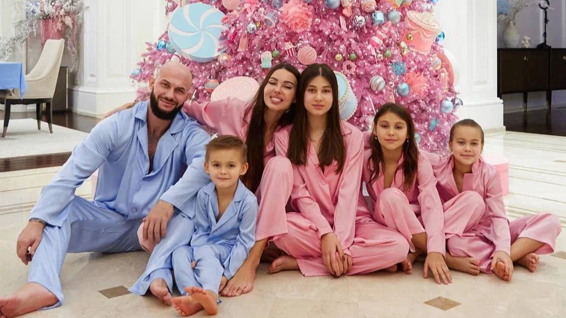 Джиган и Оксана Самойлова с детьми. Фото: Инстаграм (запрещен в РФ) @samoylovaoxana