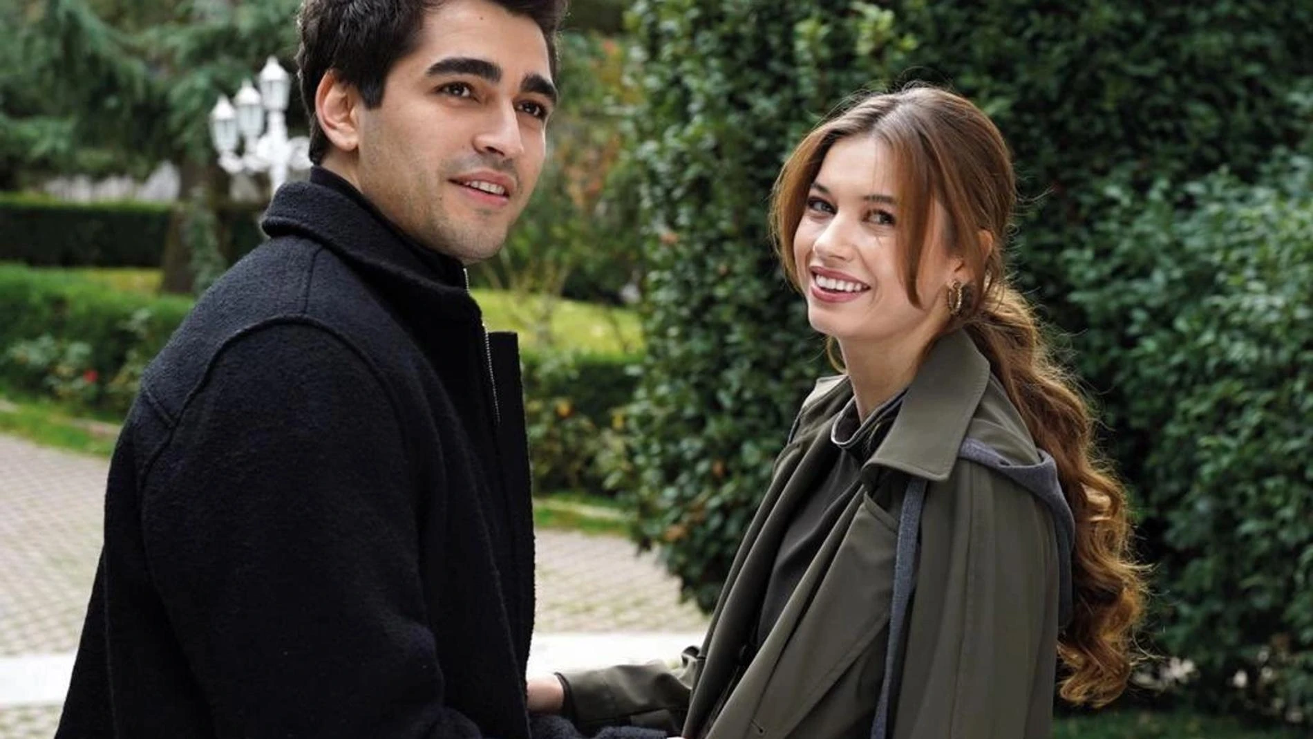 Мерт Рамазан Демир и Афра Сарачоглу. Фото: кадр из сериала «Зимородок»