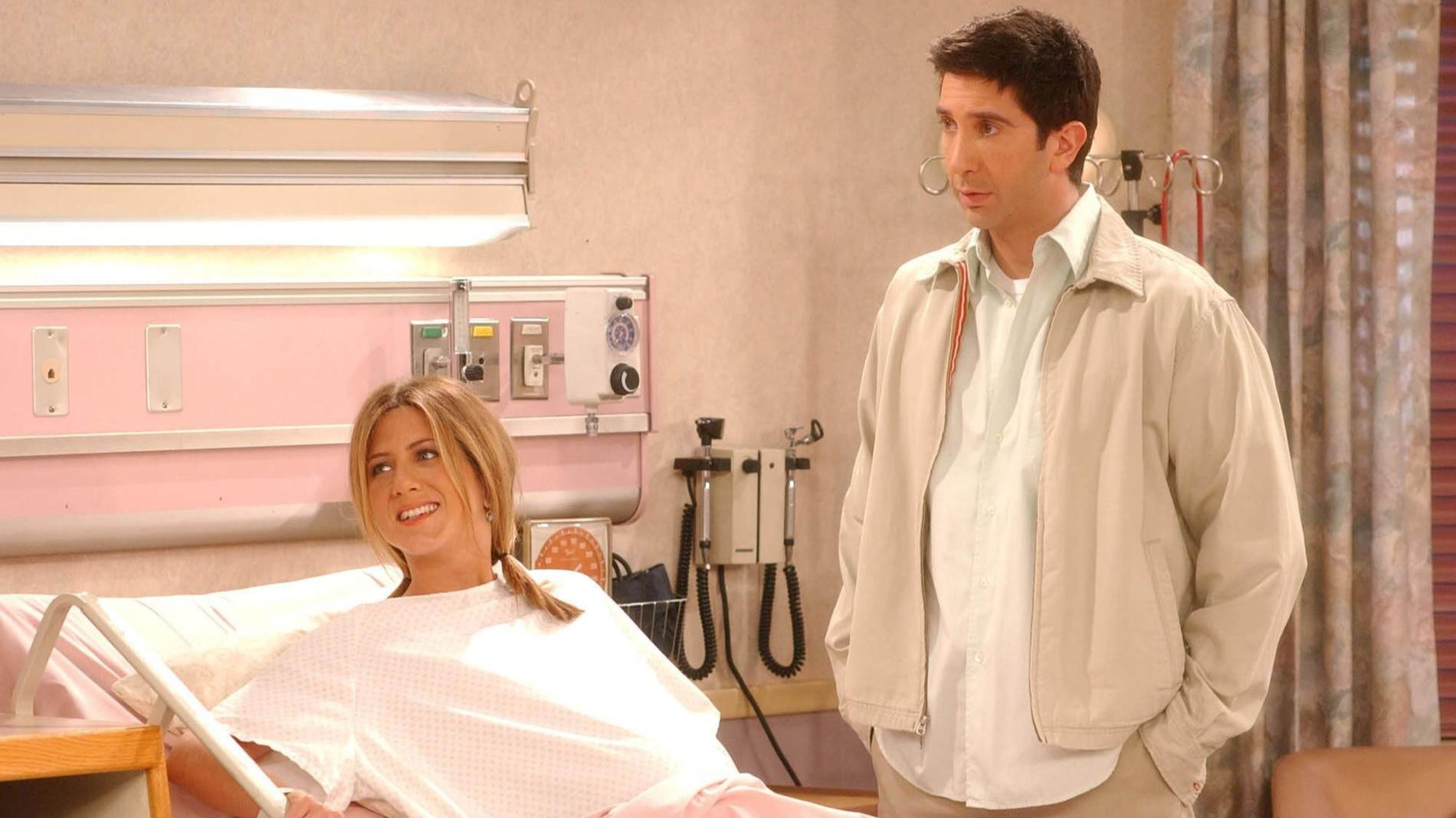 Дженнифер Энистон и Дэвид Швиммер на съемках сериала «Друзья». Фото: Getty Images