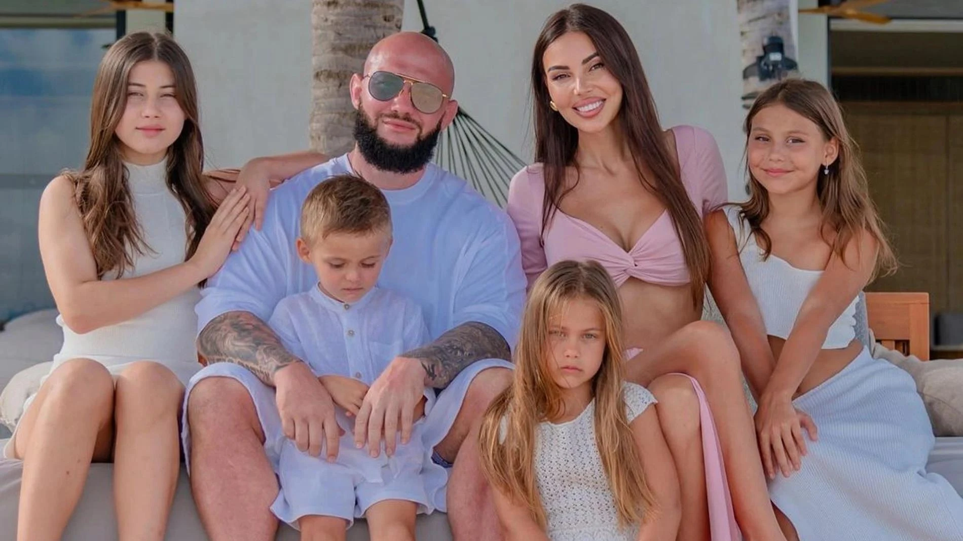 Оксана Самойлова и Джиган с детьми. Фото: Инстаграм* @samoylovaoxana