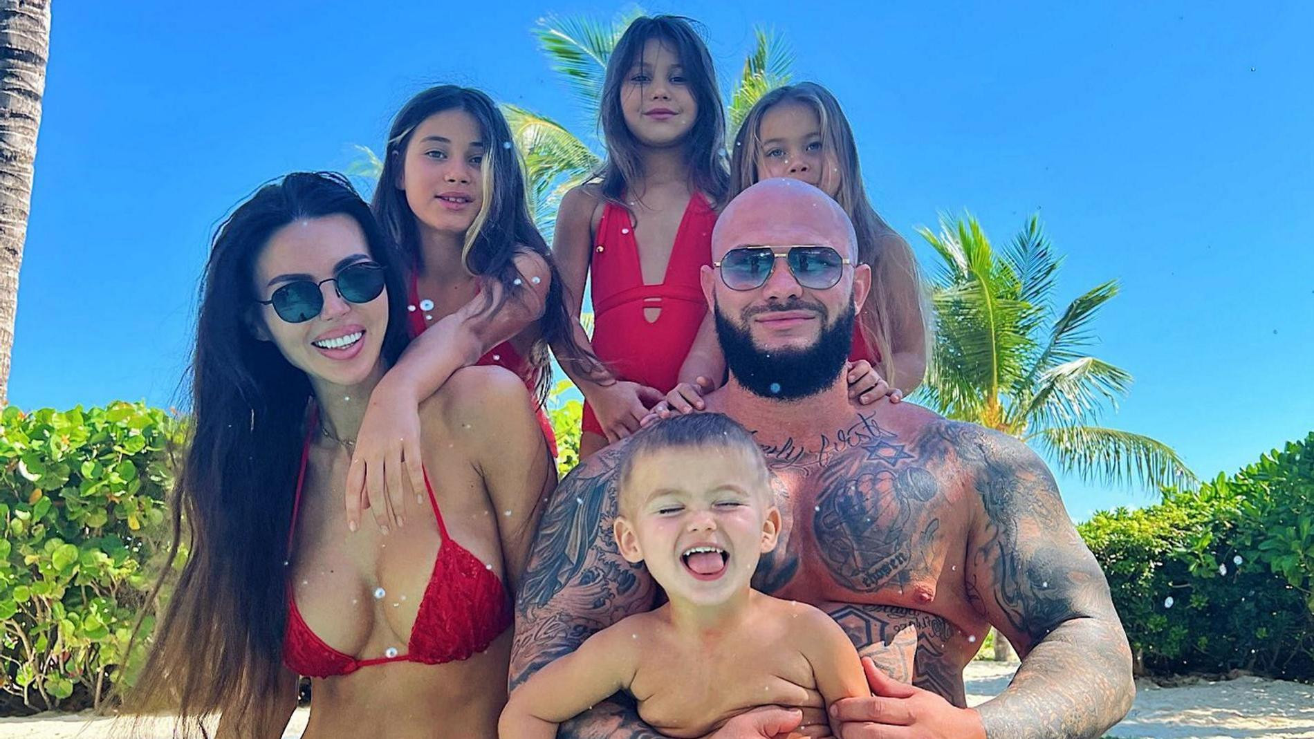 Оксана Самойлова и Джиган с детьми. Фото: Инстаграм* @samoylovaoxana