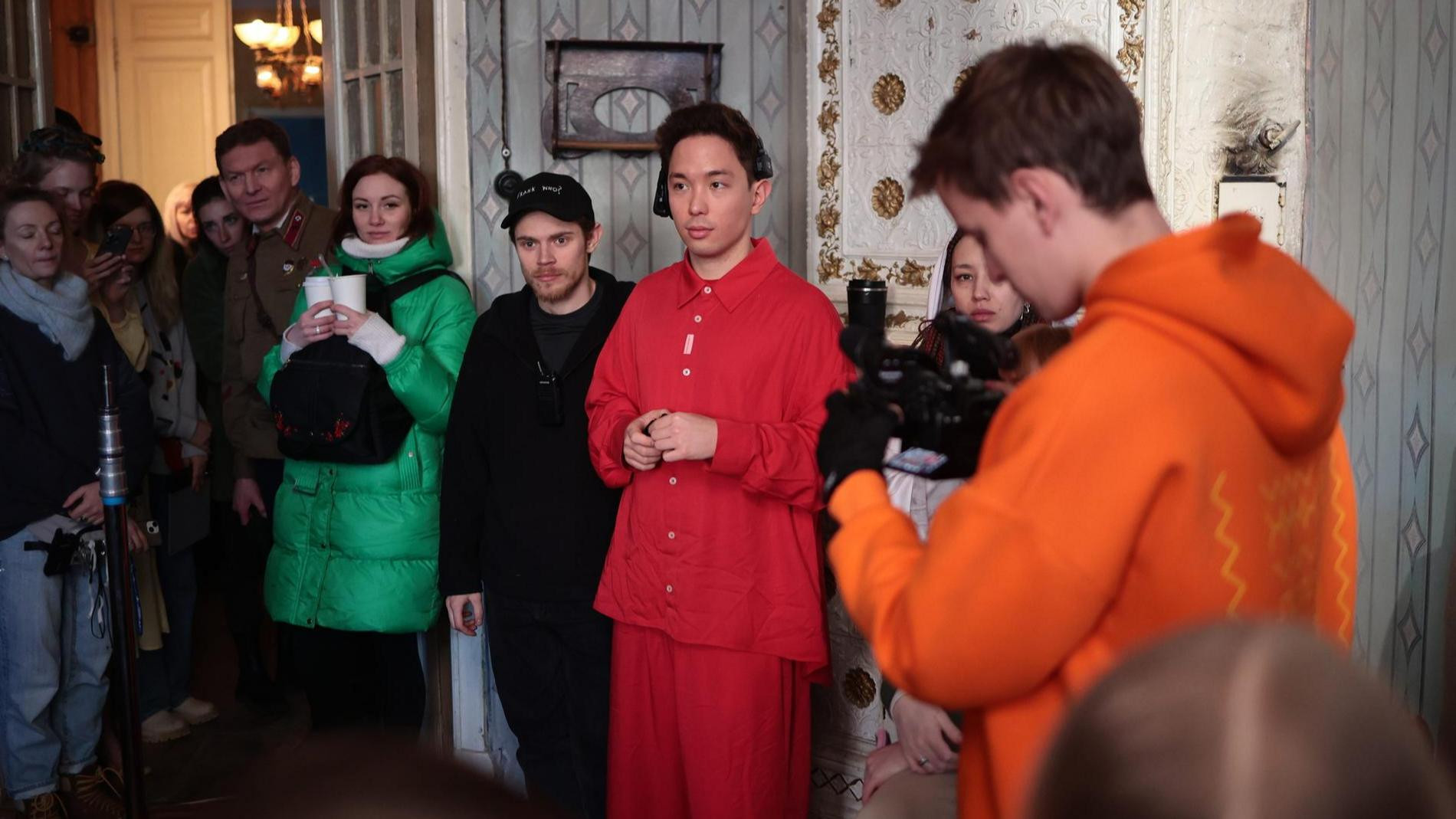 Режиссер Данил Мотин и съемочная группа. Фото: сообщество «Осталась одна Таня» в VK Клипах