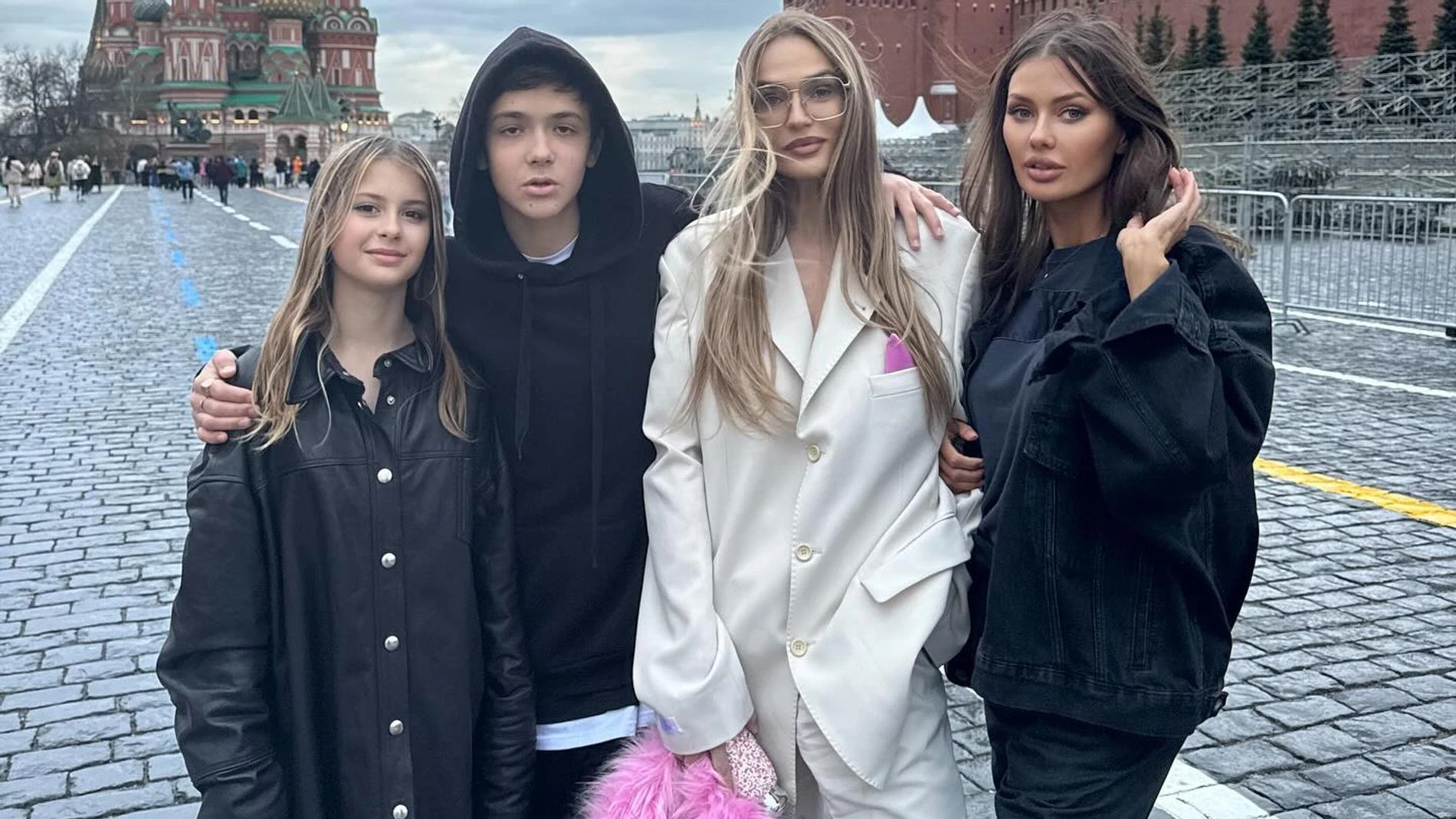 Алена Водонаева и Виктория Боня с детьми. Фото: Инстаграм* @alenavodonaeva 