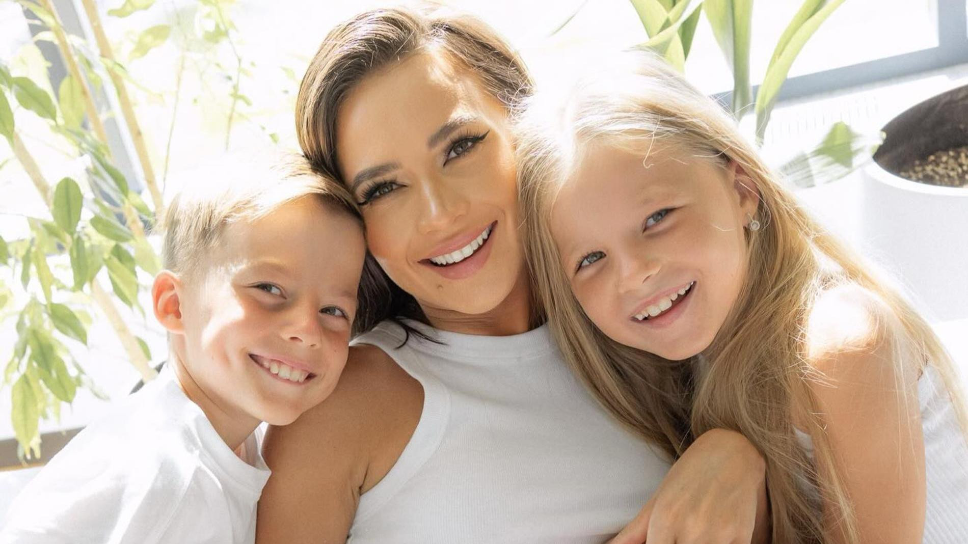 Лерчек с двойняшками Богданом и Алисой. Фото: Инстаграм* @ler_chek