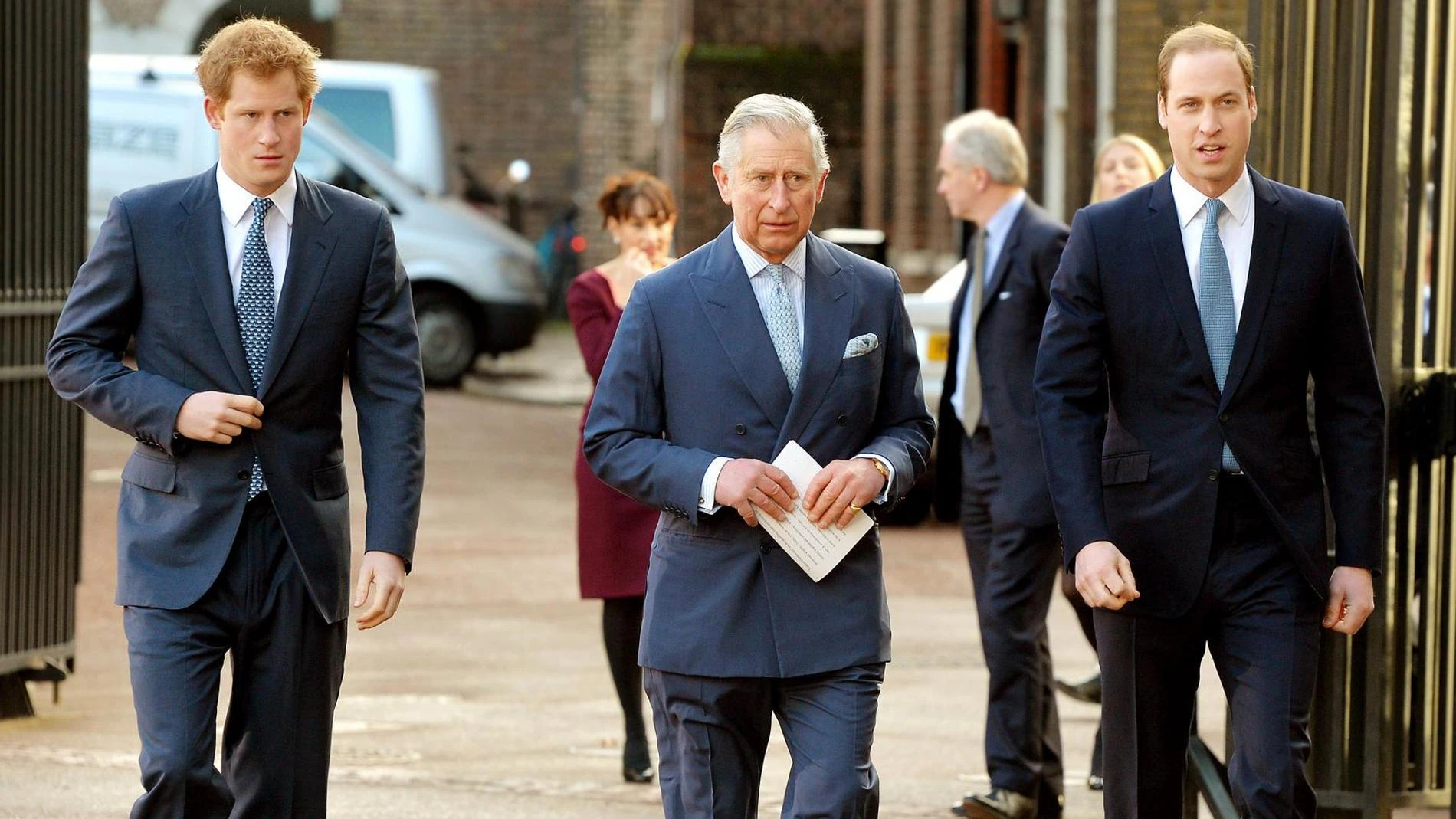 Карл III с сыновьями Гарри и Уильямом. Фото: Getty Images