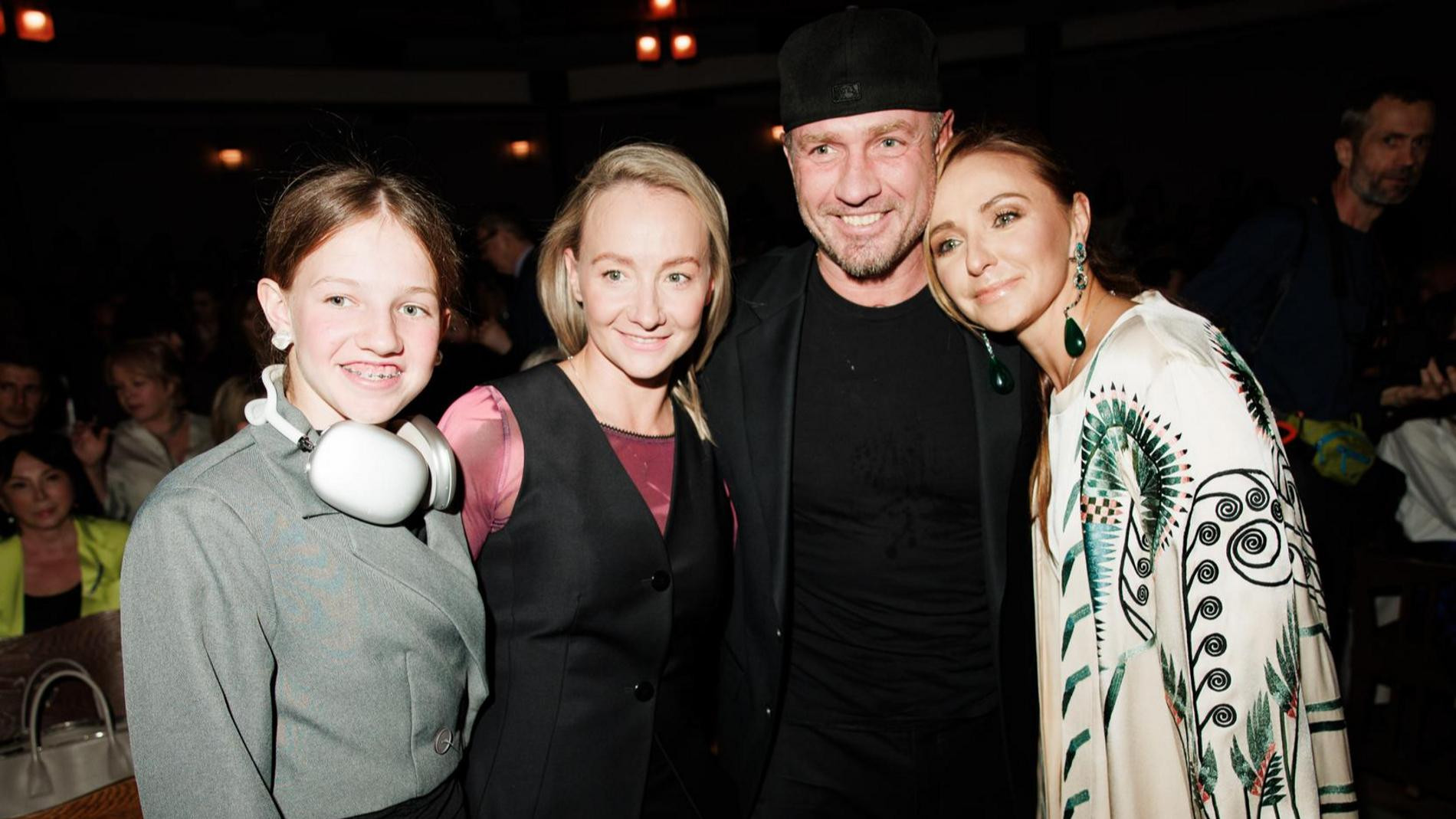 Роман Костомаров с супругой и дочкой и Татьяна Навка. Фото: пресс-служба 