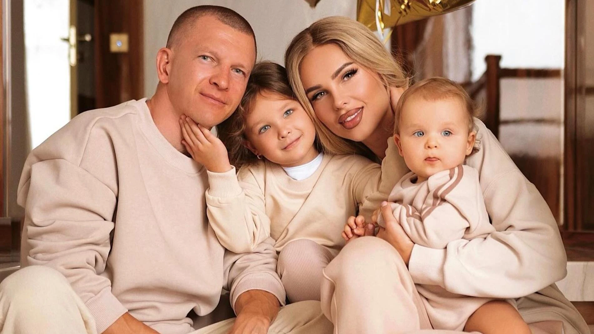 Ханна и Пашу с дочерьми. Фото: Инстаграм* @offi_hanna