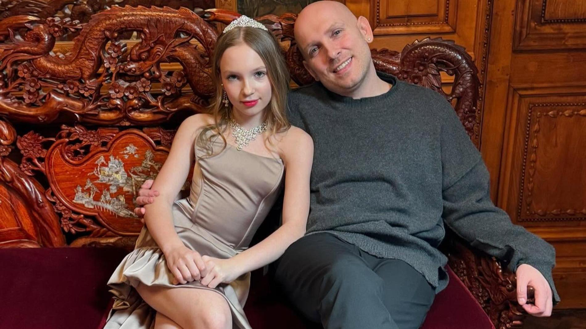 Бэтси с папой и автором трека «Сигма-бой» Александром Чертищевым. Фото: Инстаграм (запрещен в РФ) @betsy_real