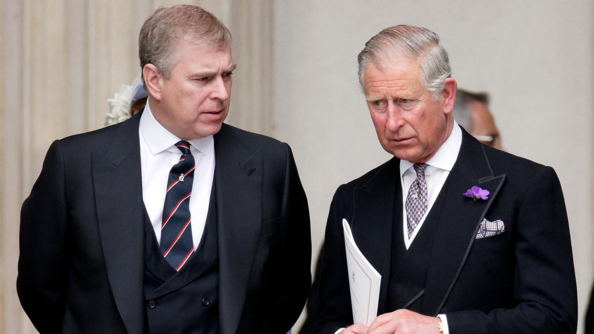 Принц Эндрю и Карл III. Фото: Getty Images