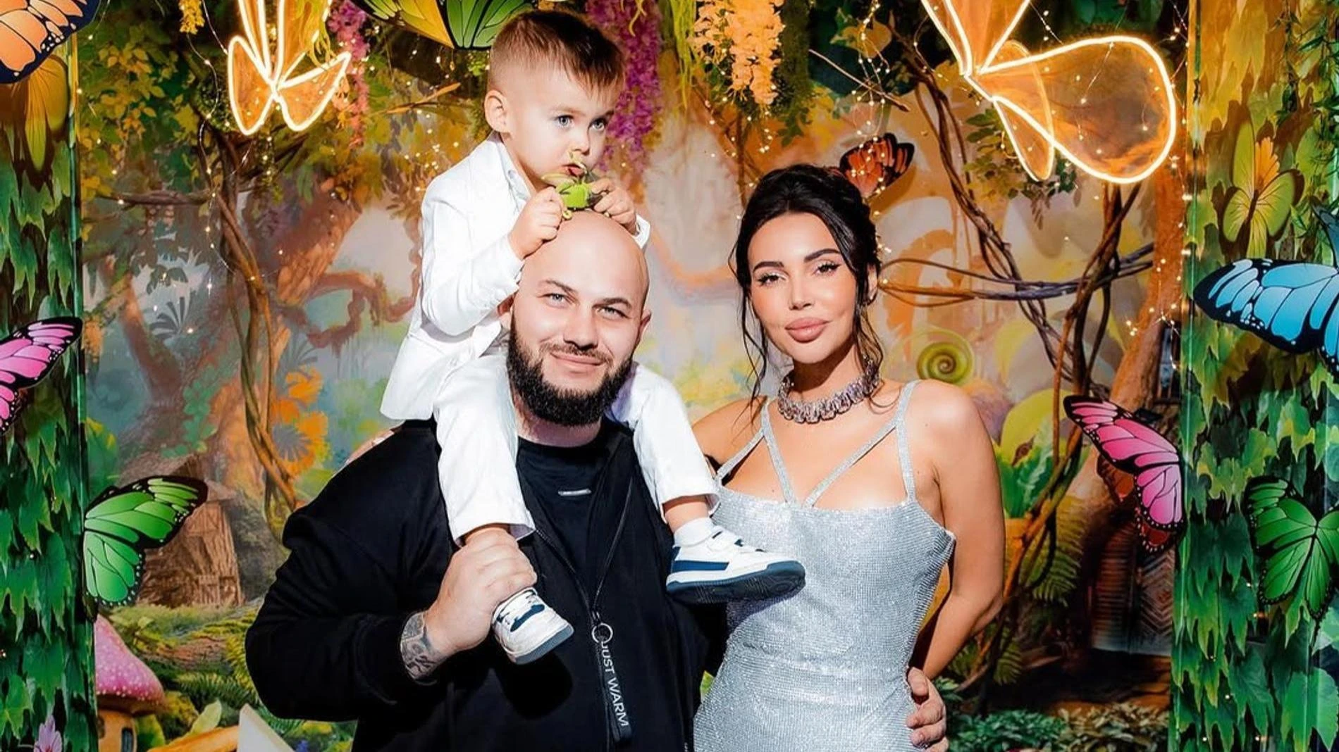 Джиган и Оксана Самойлова с сыном. Фото: Инстаграм (запрещен в РФ) @samoylovaoxana