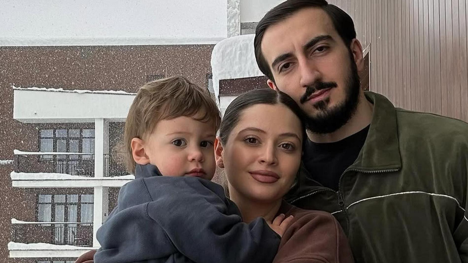 Карина Каспарянц с супругом и сыном. Фото: Инстаграм (запрещен в РФ) @karinakasparyants