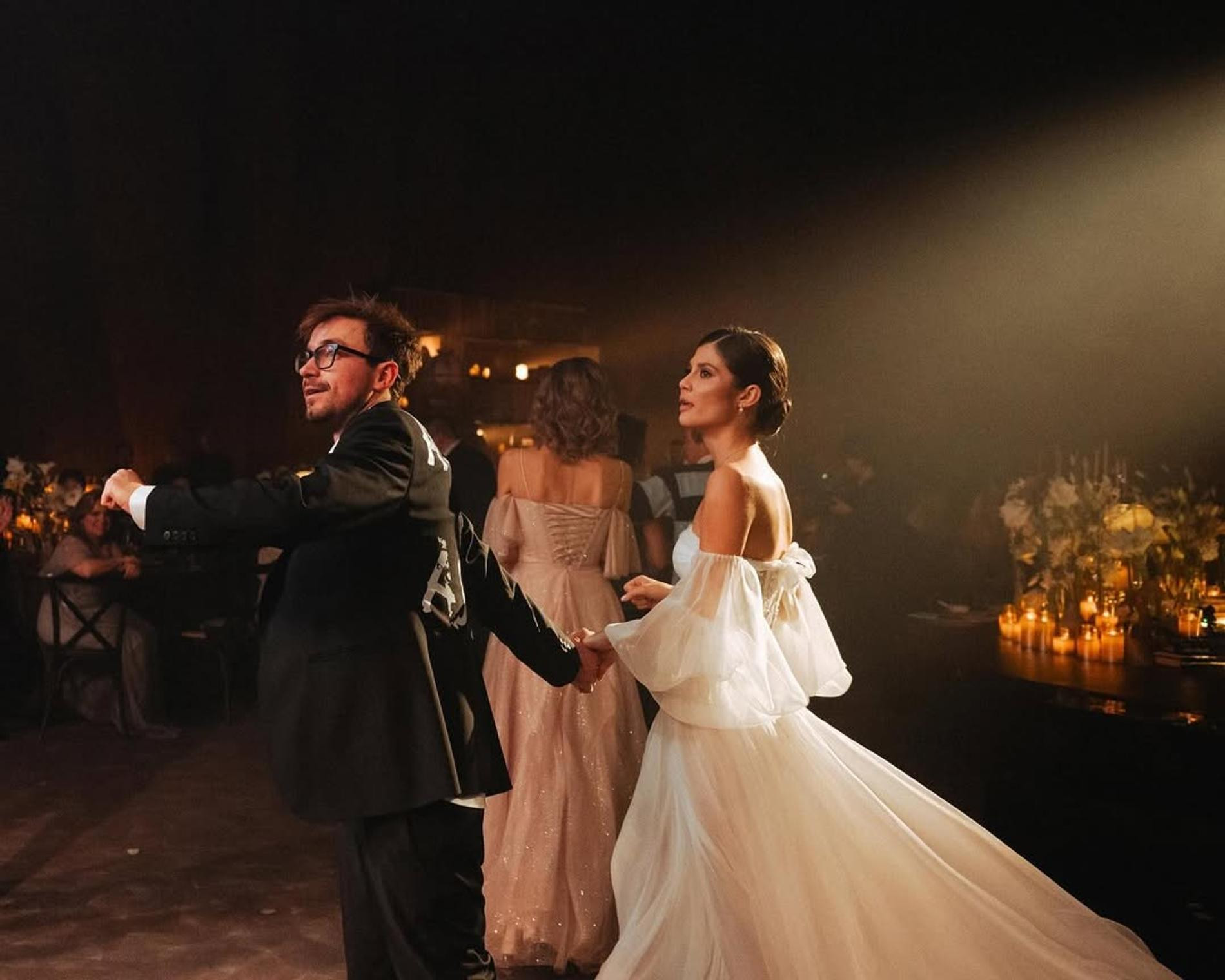 Вика и Саша Петровы на свадьбе. Фото: Инстаграм (запрещён в РФ) @viktoriyaantonova_