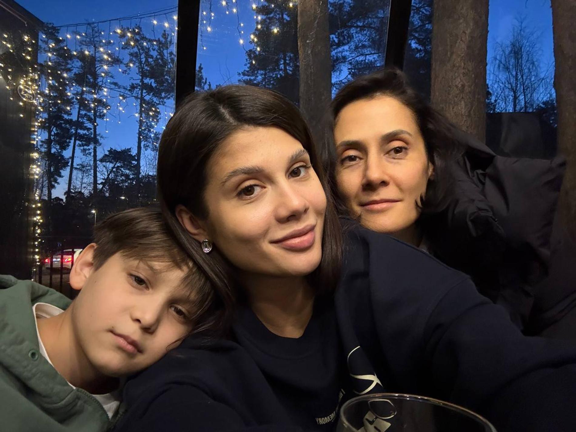 Вика Петрова с мамой и братом в новом доме. Фото: соцсети Вики Петровой