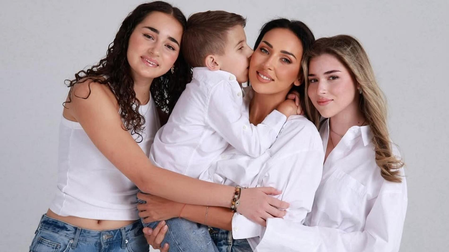 Алсу с детьми Сафиной, Микеллой и Рафаэлем. Фото: Инстаграм* @alsou_a