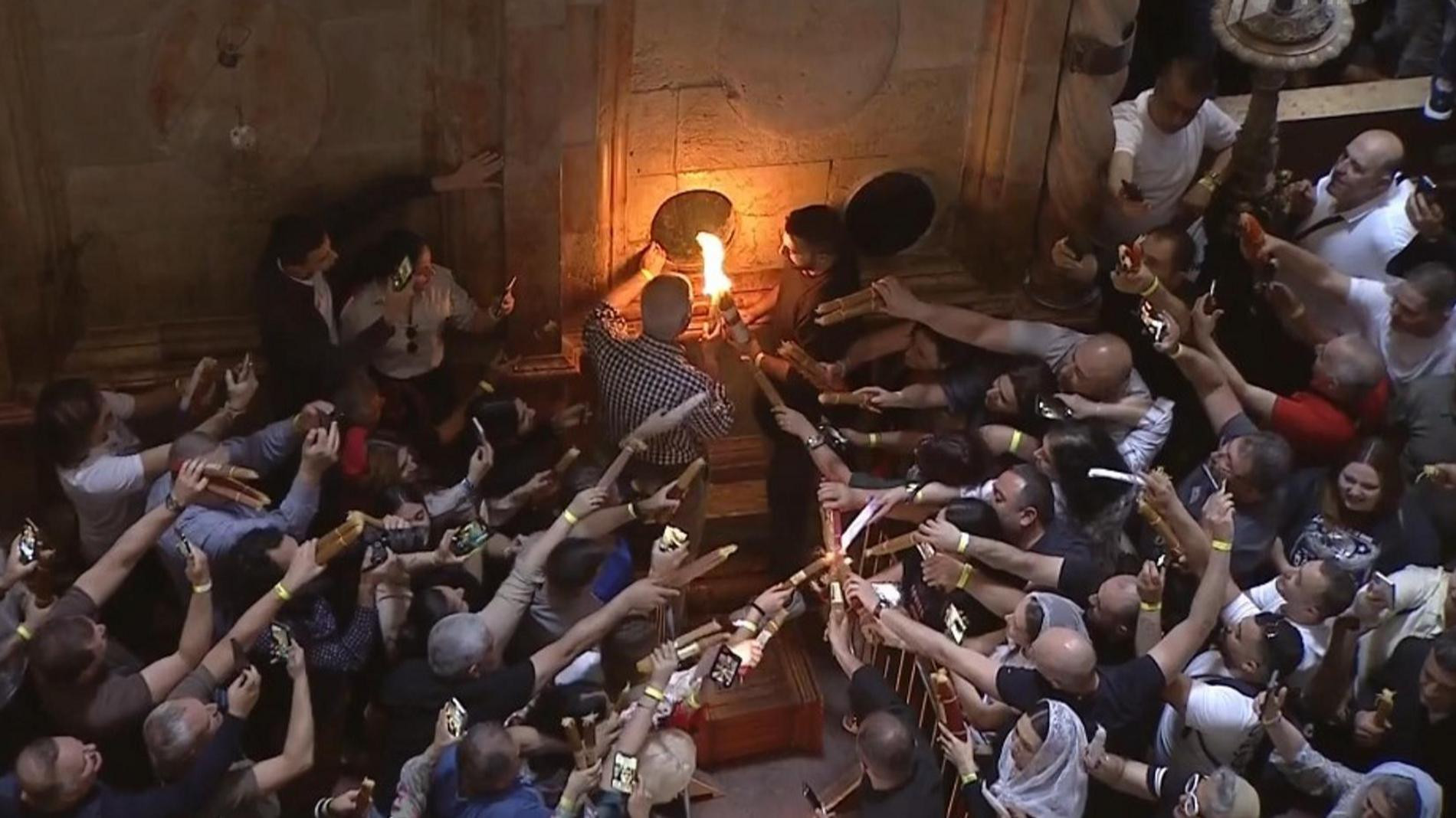 Схождение Благодатного огня 19 апреля 2025 года. Фото: кадр прямого эфира Первого канала