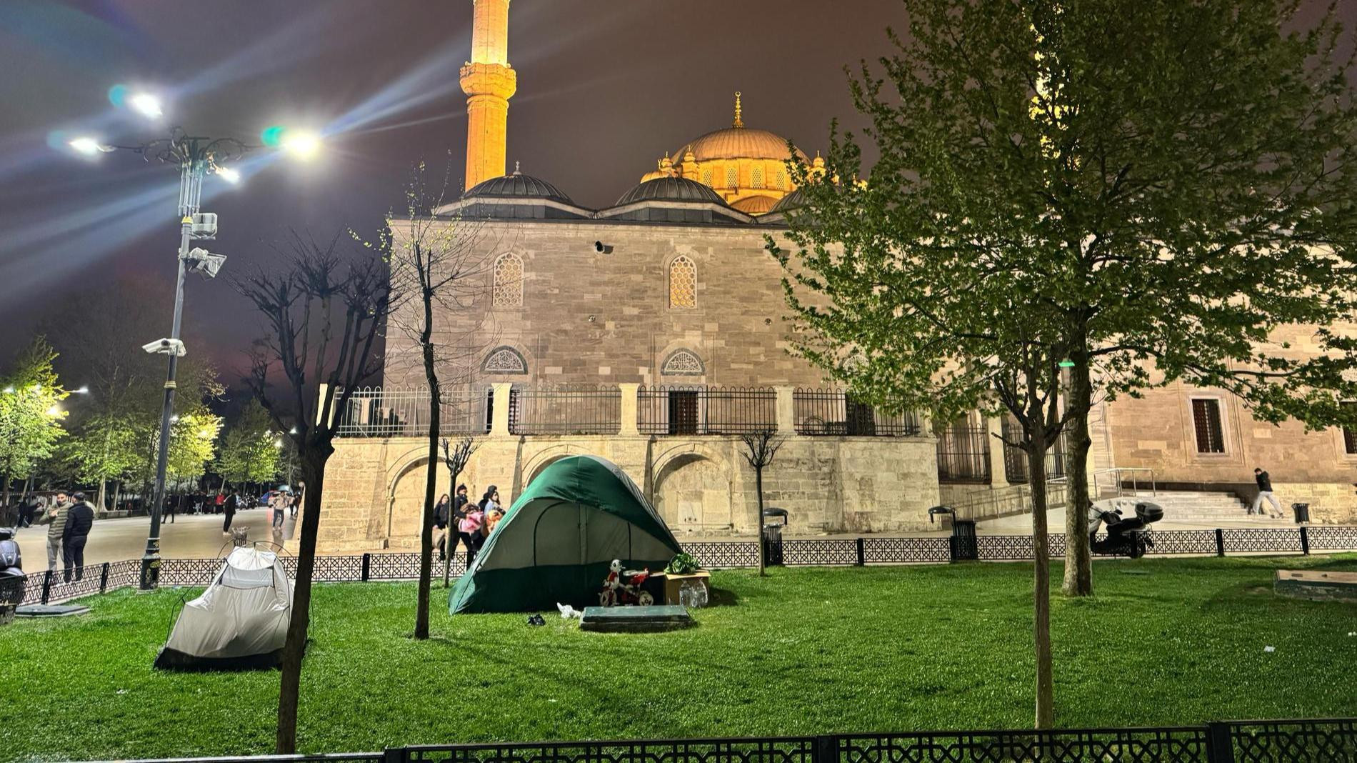 Жители Стамбула бояться новых подземных толчков и ночую на улице. Фото: Getty Images