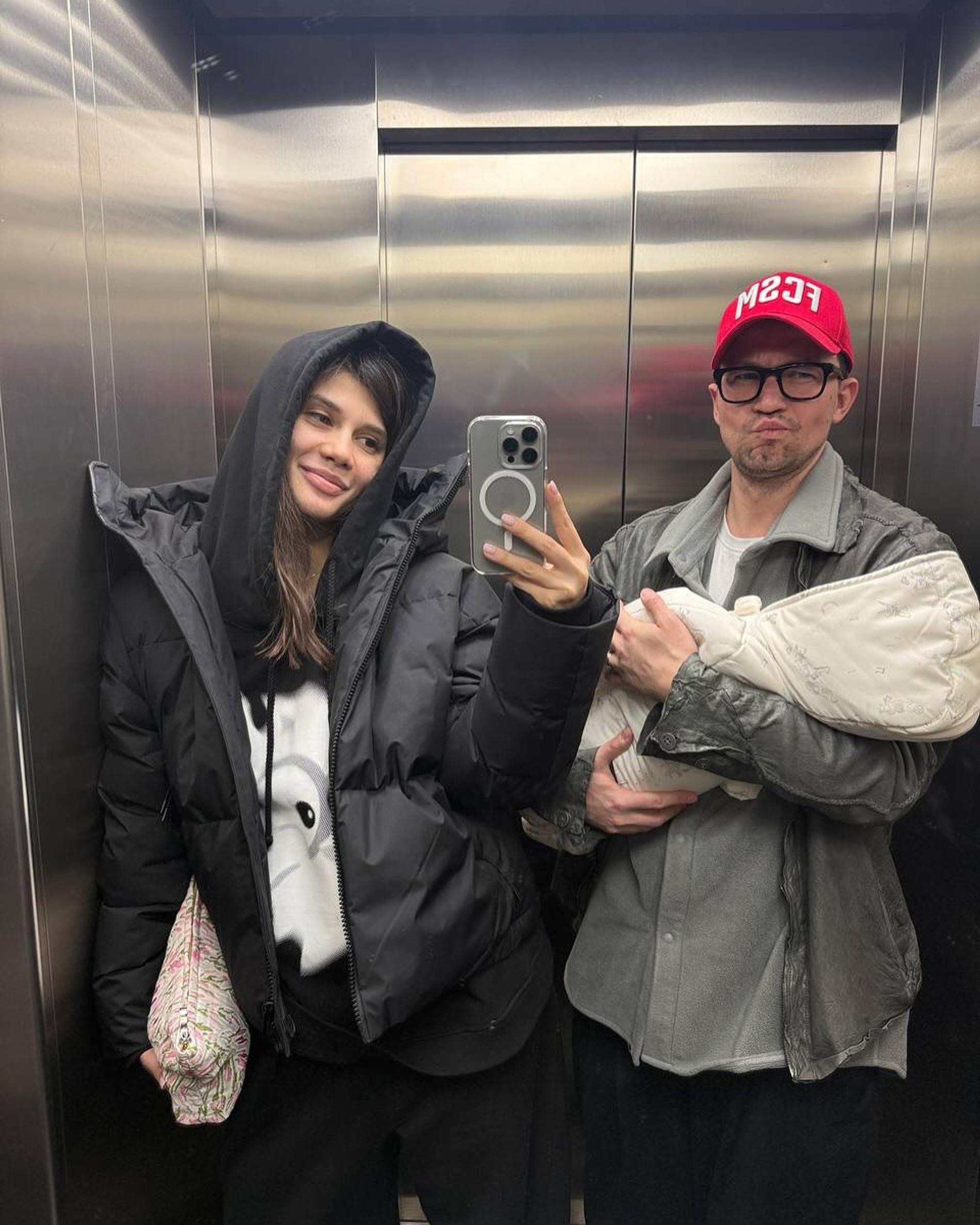 Александр Петров с женой Викторией и сыном. Фото: Инстаграм (запрещён в РФ) @actorsashapetrov