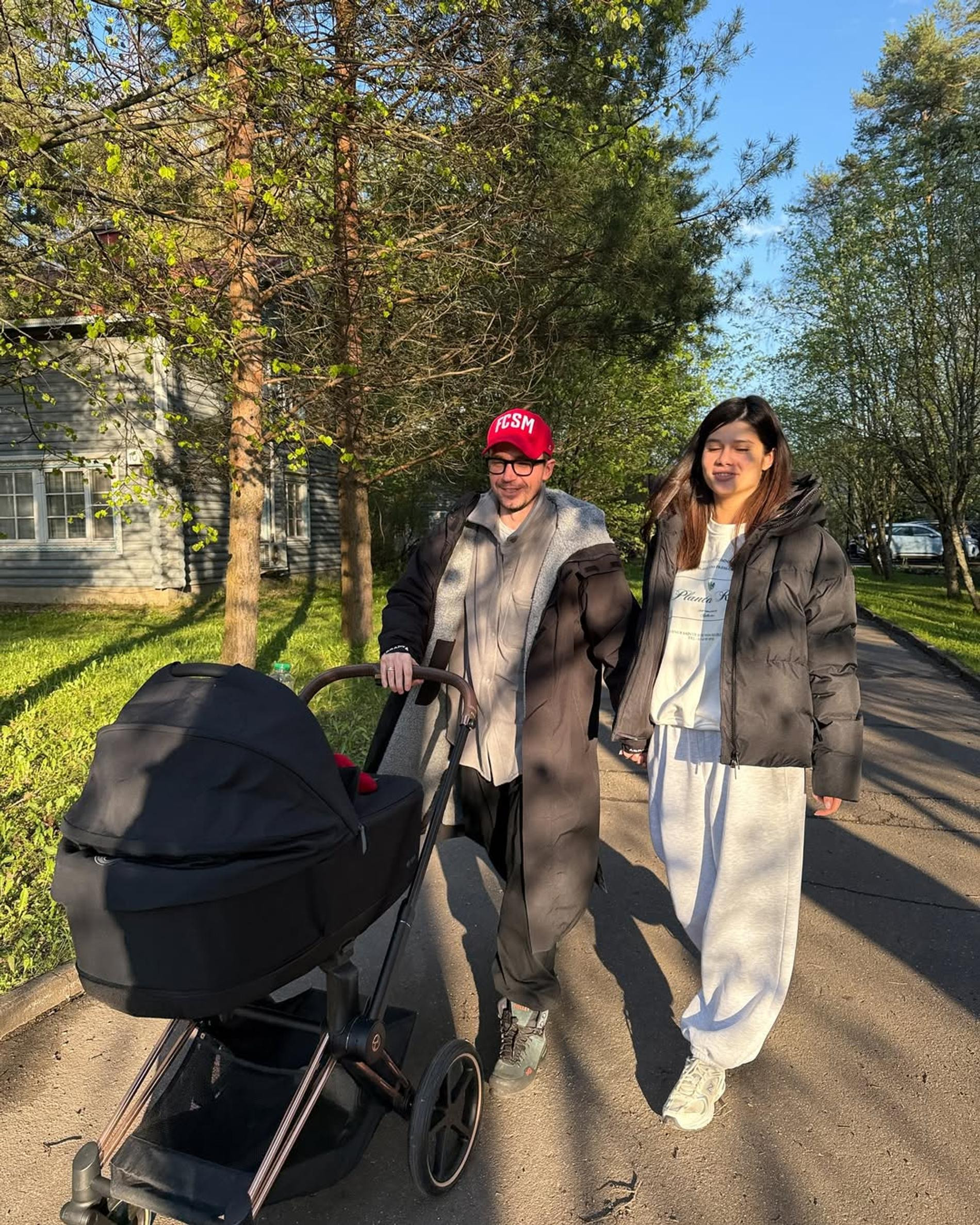 Александр Петров с женой Викторией и сыном. Фото: Инстаграм (запрещён в РФ) @actorsashapetrov