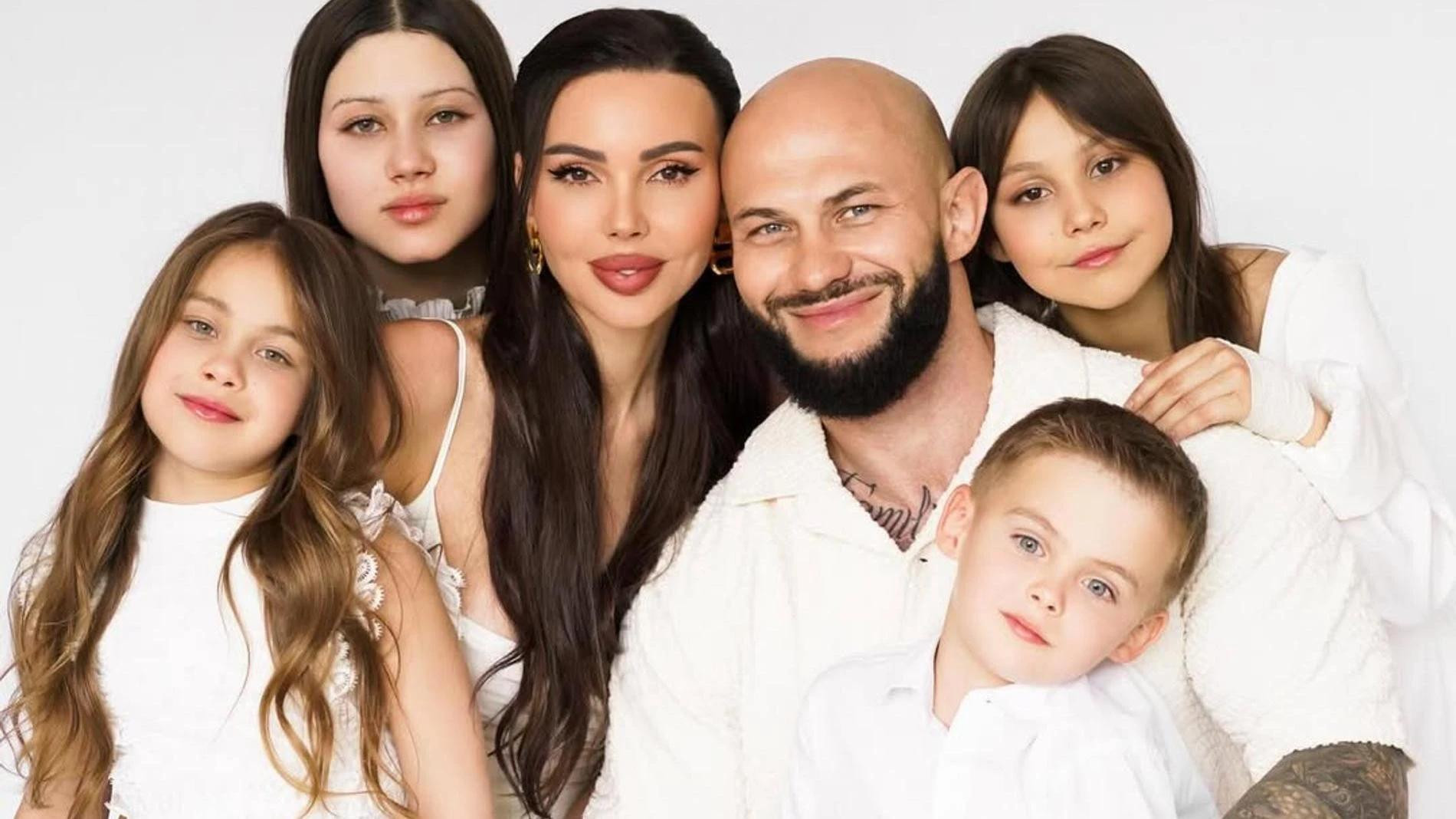 Оксана Самойлова с семьёй. Фото: Инстаграм (запрещён в РФ) @samoylovaoxana