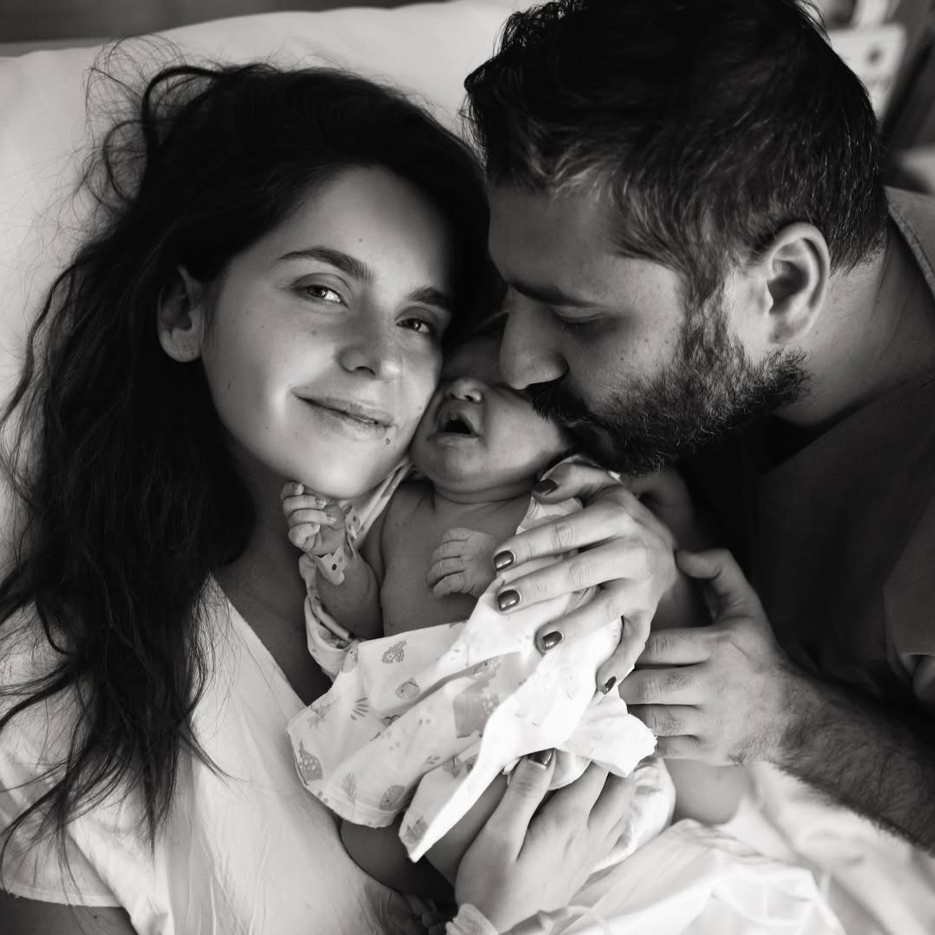 Лиза Моряк и Сарик Андреасян с новорожденной дочерью Шарлиз. Фото: Инстаграм* @moryakliza