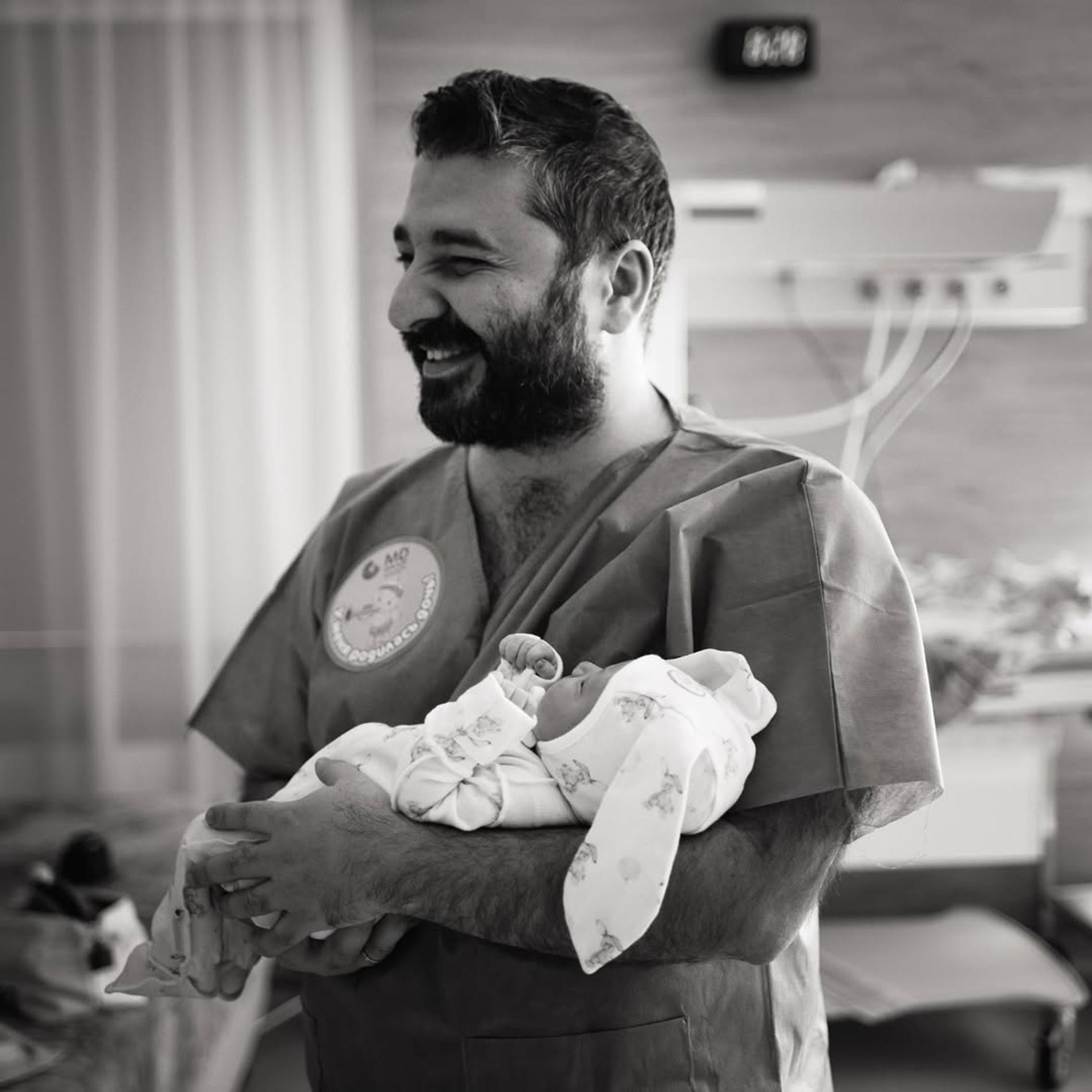 Сарик Андреасян с новорожденной дочерью Шарлиз. Фото: Инстаграм* @moryakliza