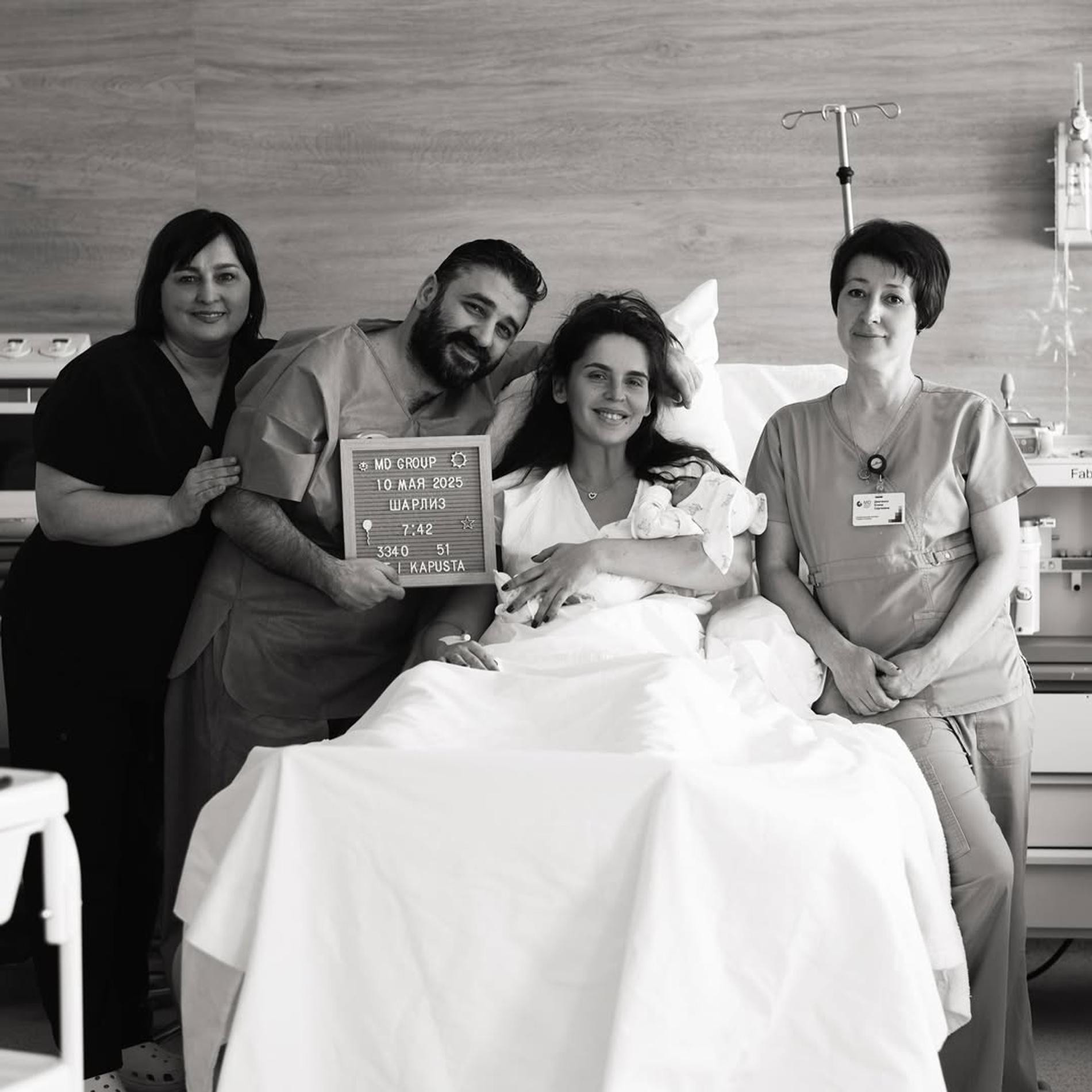 Лиза Моряк и Сарик Андреасян с новорожденной дочерью Шарлиз. Фото: Инстаграм* @moryakliza