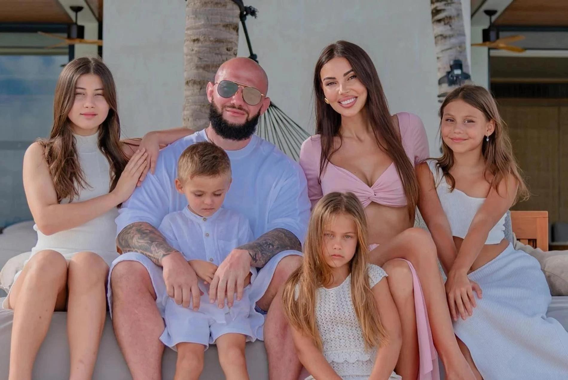 Джиган и Оксана Самойлова с детьми. Фото: Инстаграм (запрещён в РФ) @samoylovaoxana