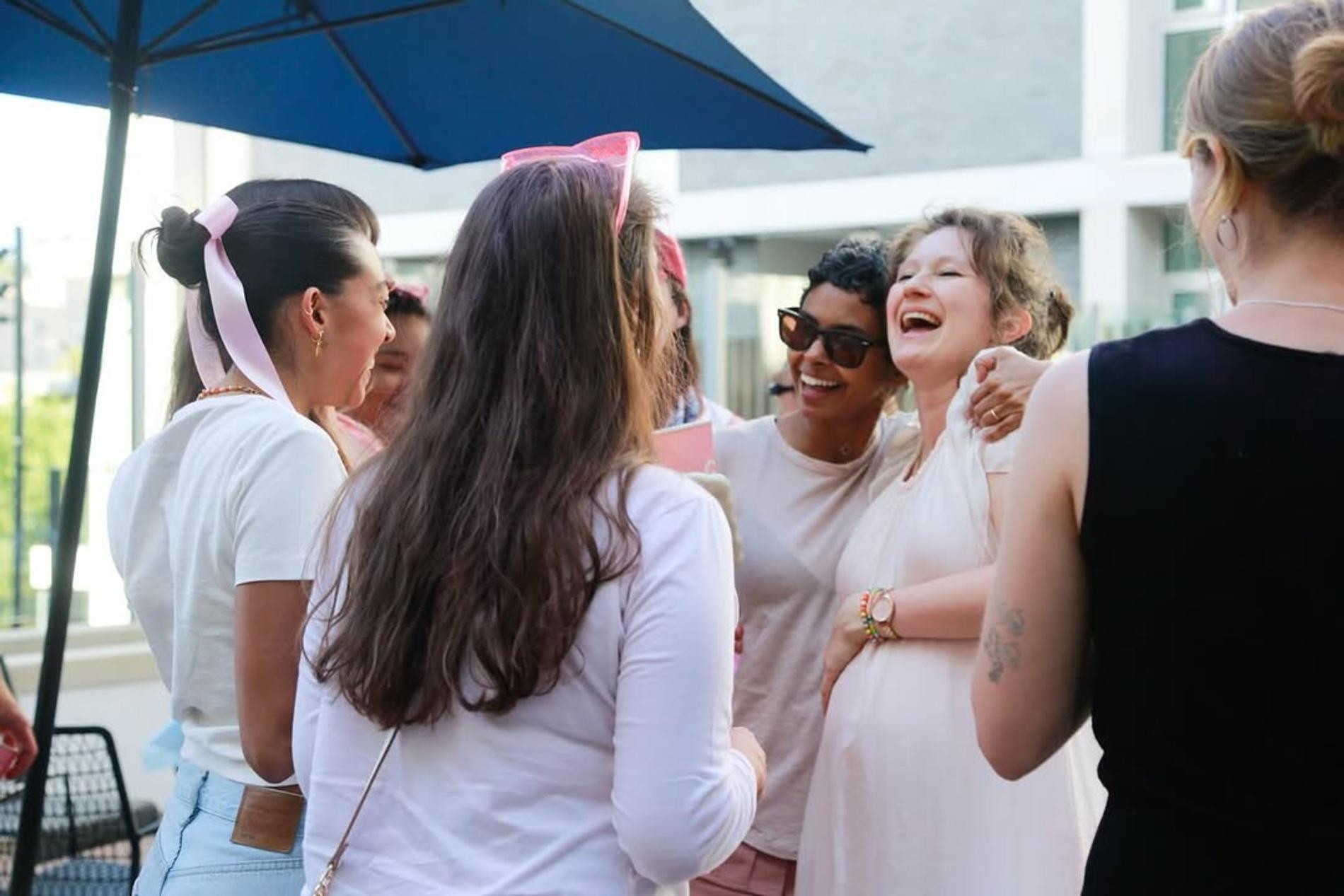 Яна Гладких с друзьями. Фото: Инстаграм (запрещён в РФ) @yanagladkih