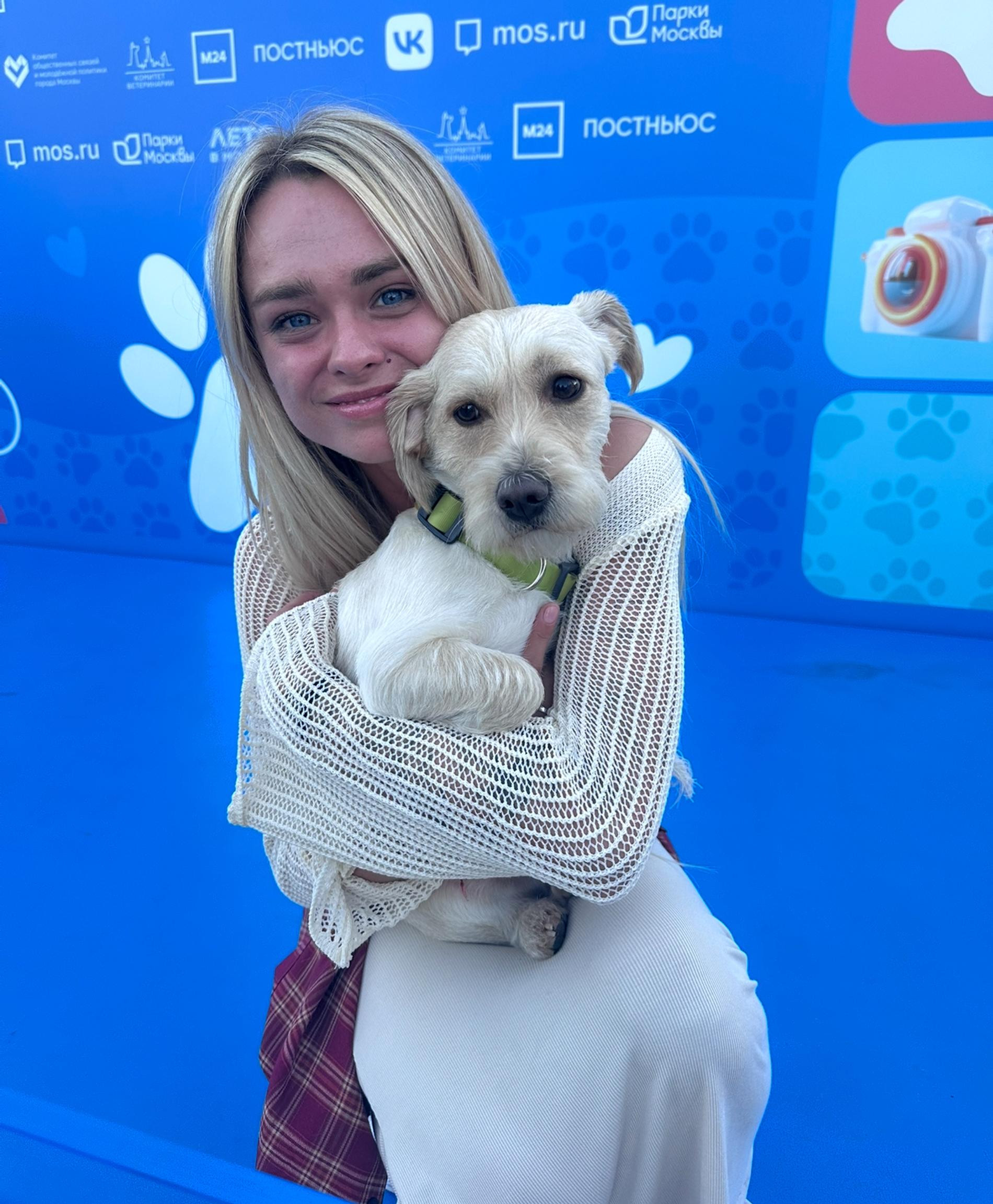 Маха Горячёва со своей собакой на фестивале «Лапки». Фото: Super