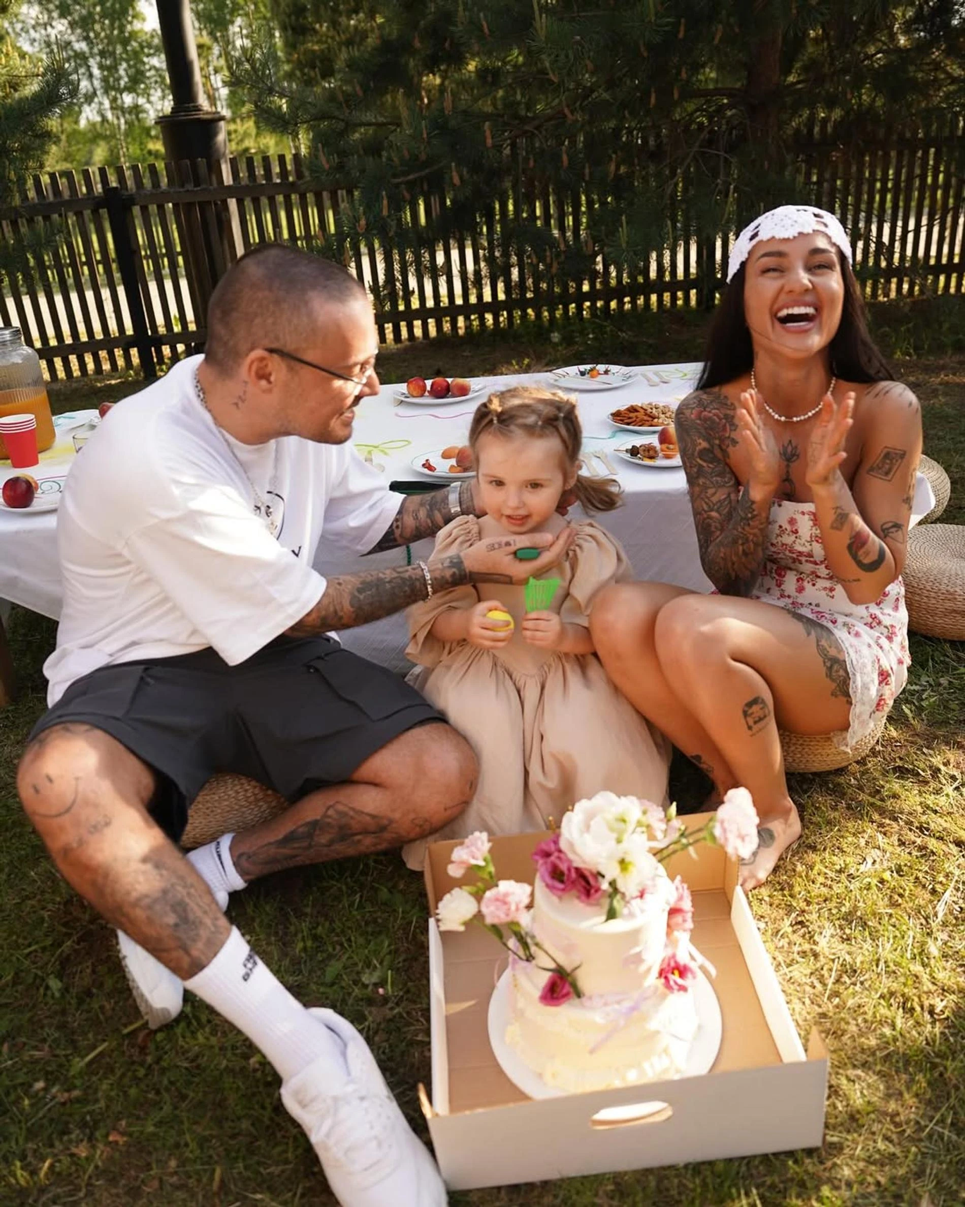 Юлия Королева и Гуф с дочерью. Фото: Инстаграм (запрещён в РФ) @yuliyakorolevaa