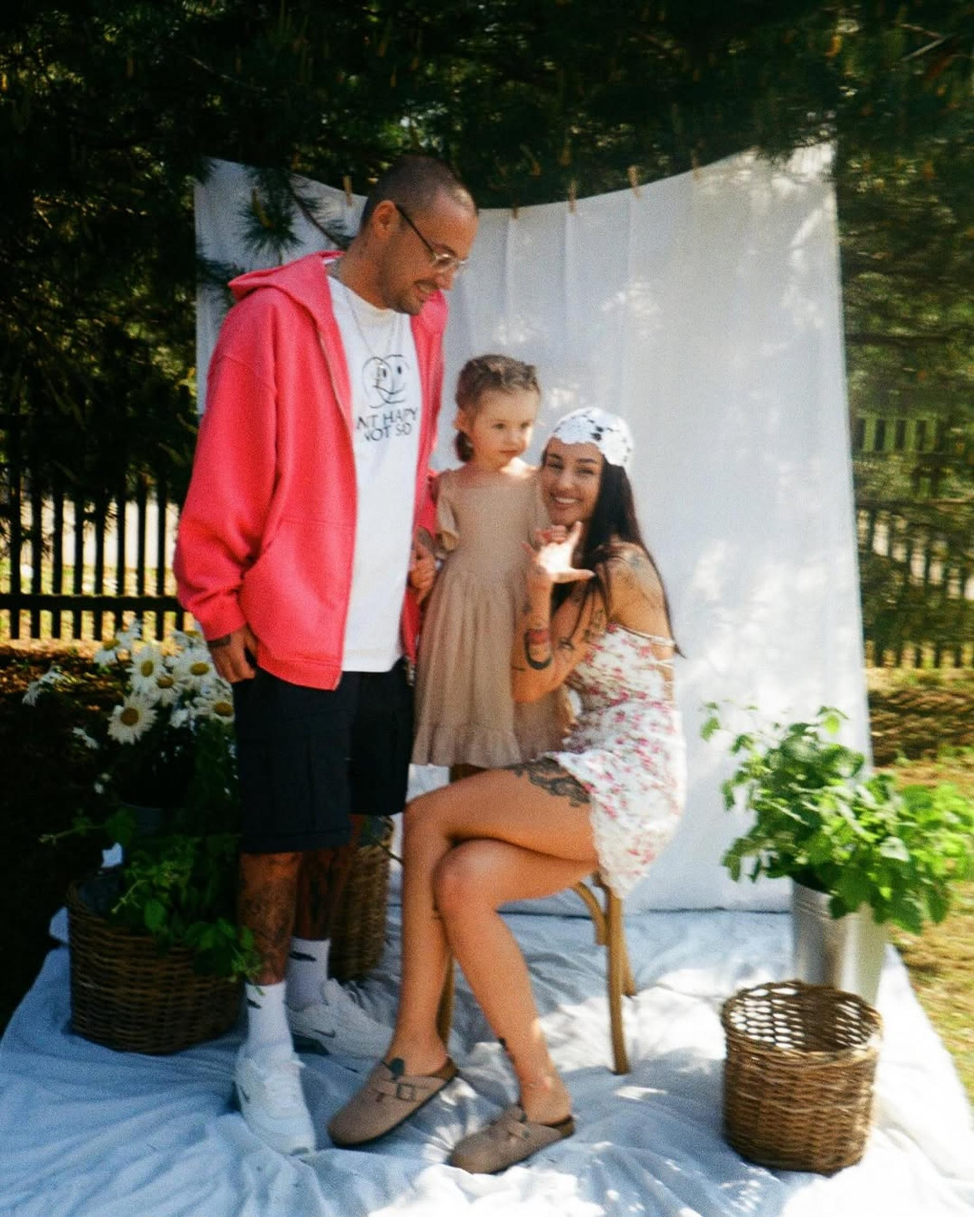 Юлия Королева и Гуф с дочерью. Фото: Инстаграм (запрещён в РФ) @yuliyakorolevaa