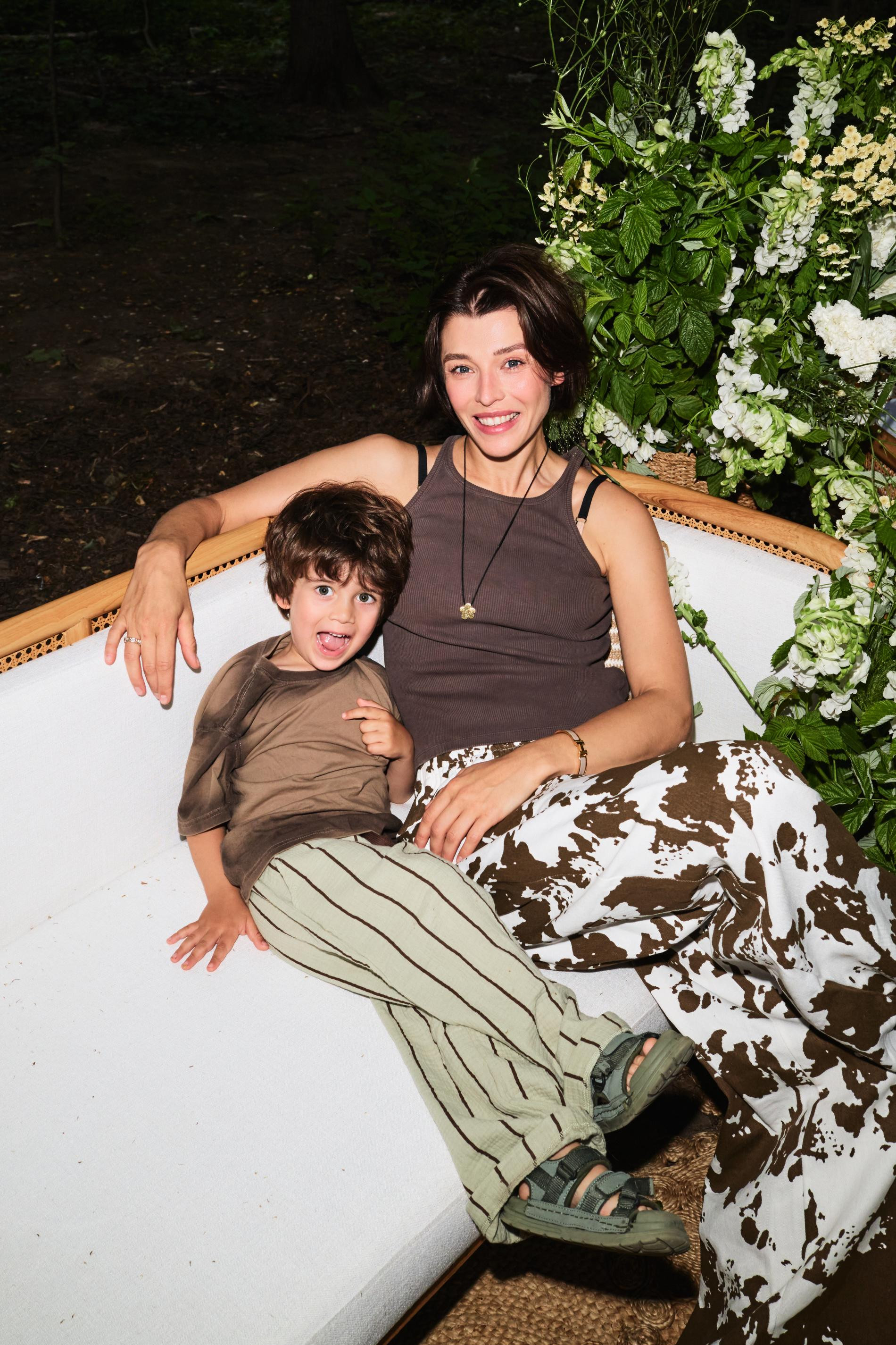 Алина Астровская с сыном. Фото: архив пресс-службы