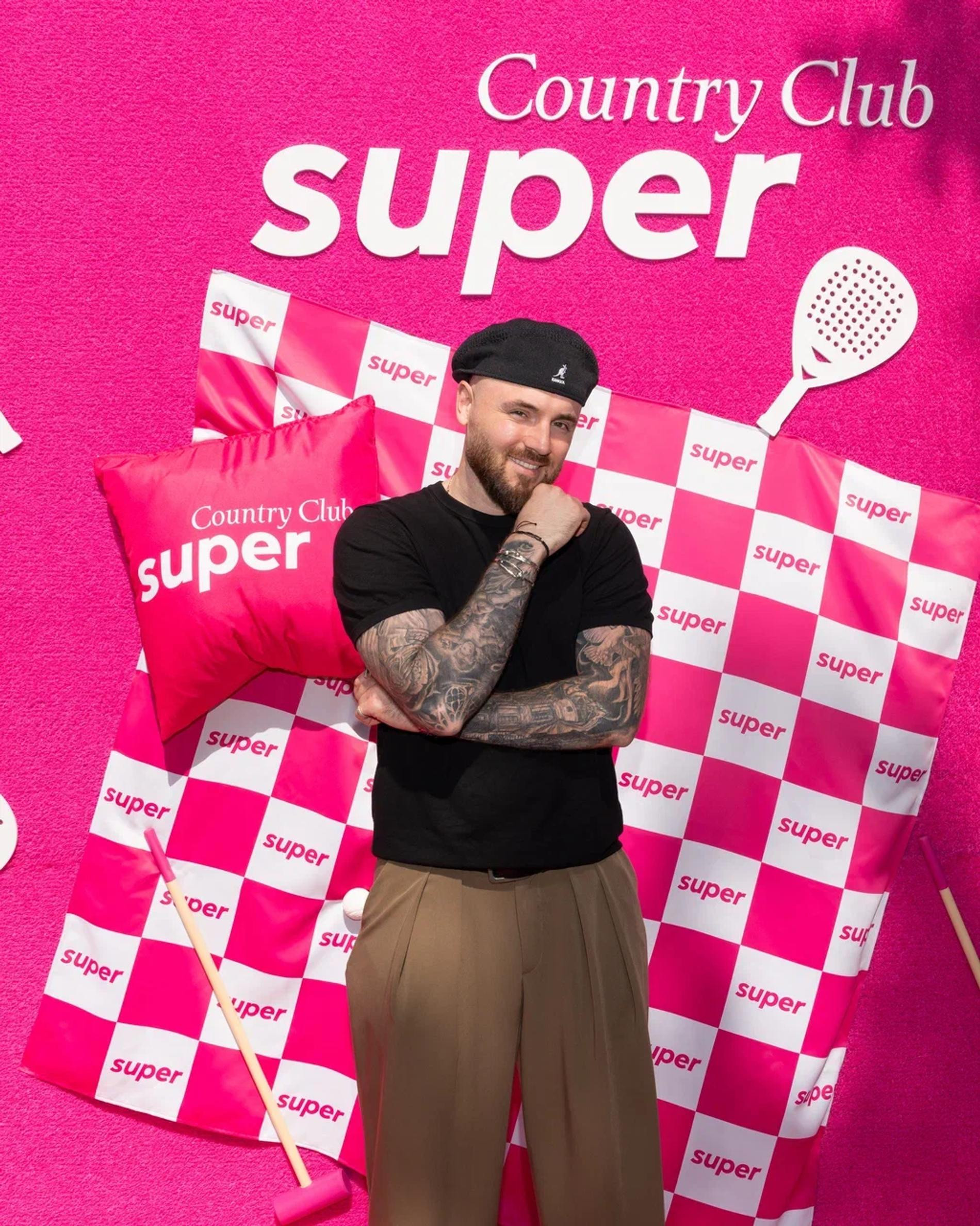 TONI. Фото: Super