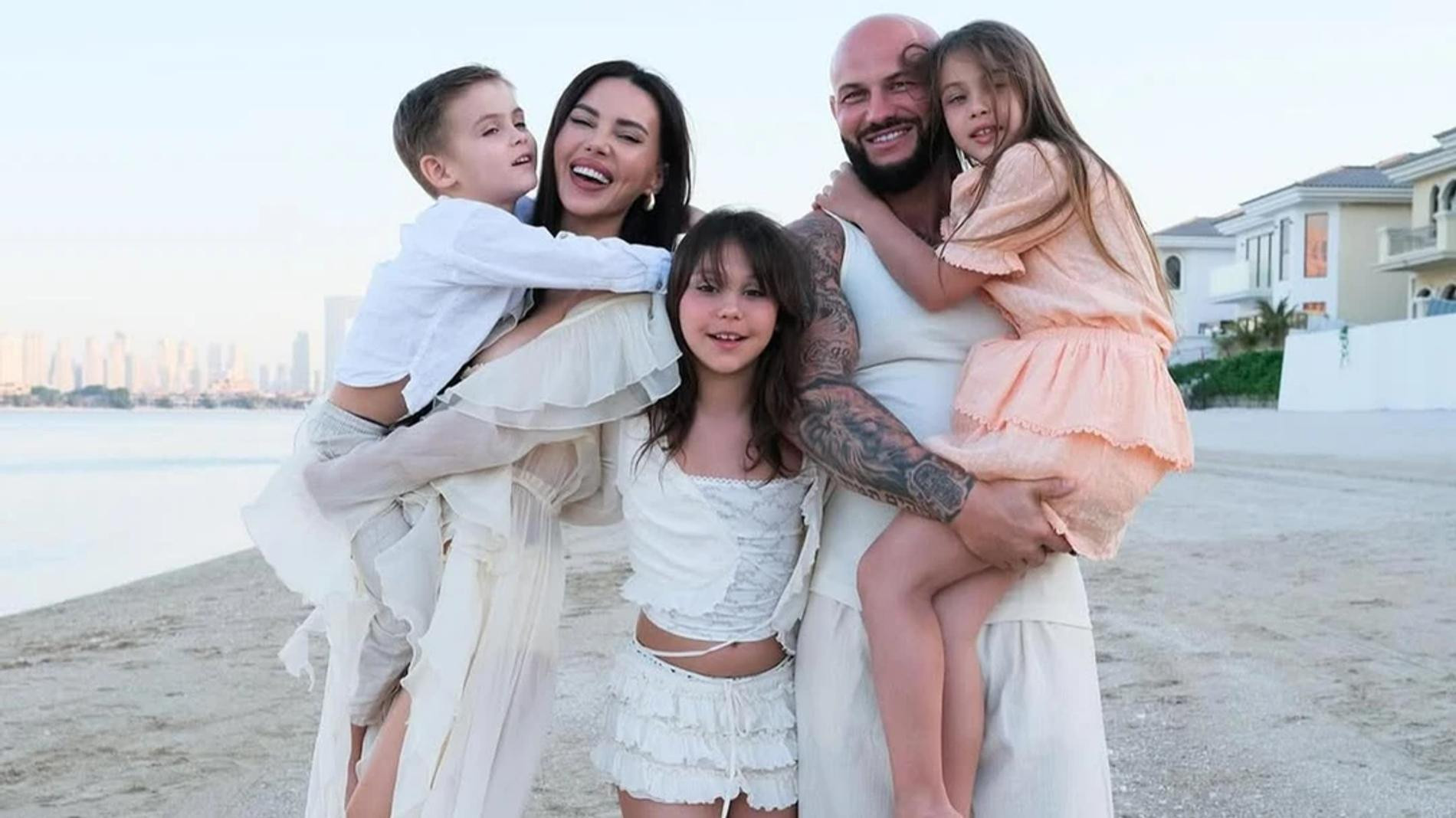 Джиган и Оксана Самойлова с детьми. Фото: Инстаграм (запрещён в РФ)