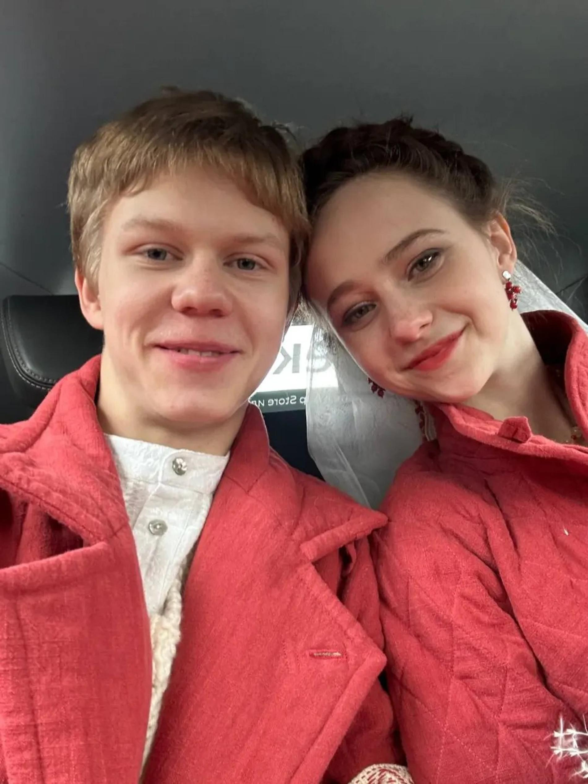 Тимофей Кочнев с женой. Фото: Инстаграм (запрещён в РФ) @kochnev_timofey_actor