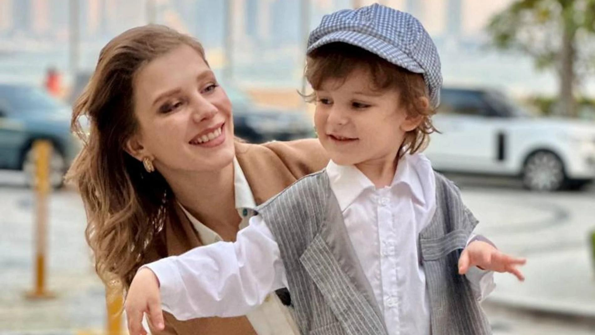 Лиза Арзамасова с первенцем Лёвой. Фото: Telegram-канал @LizaArzamasova