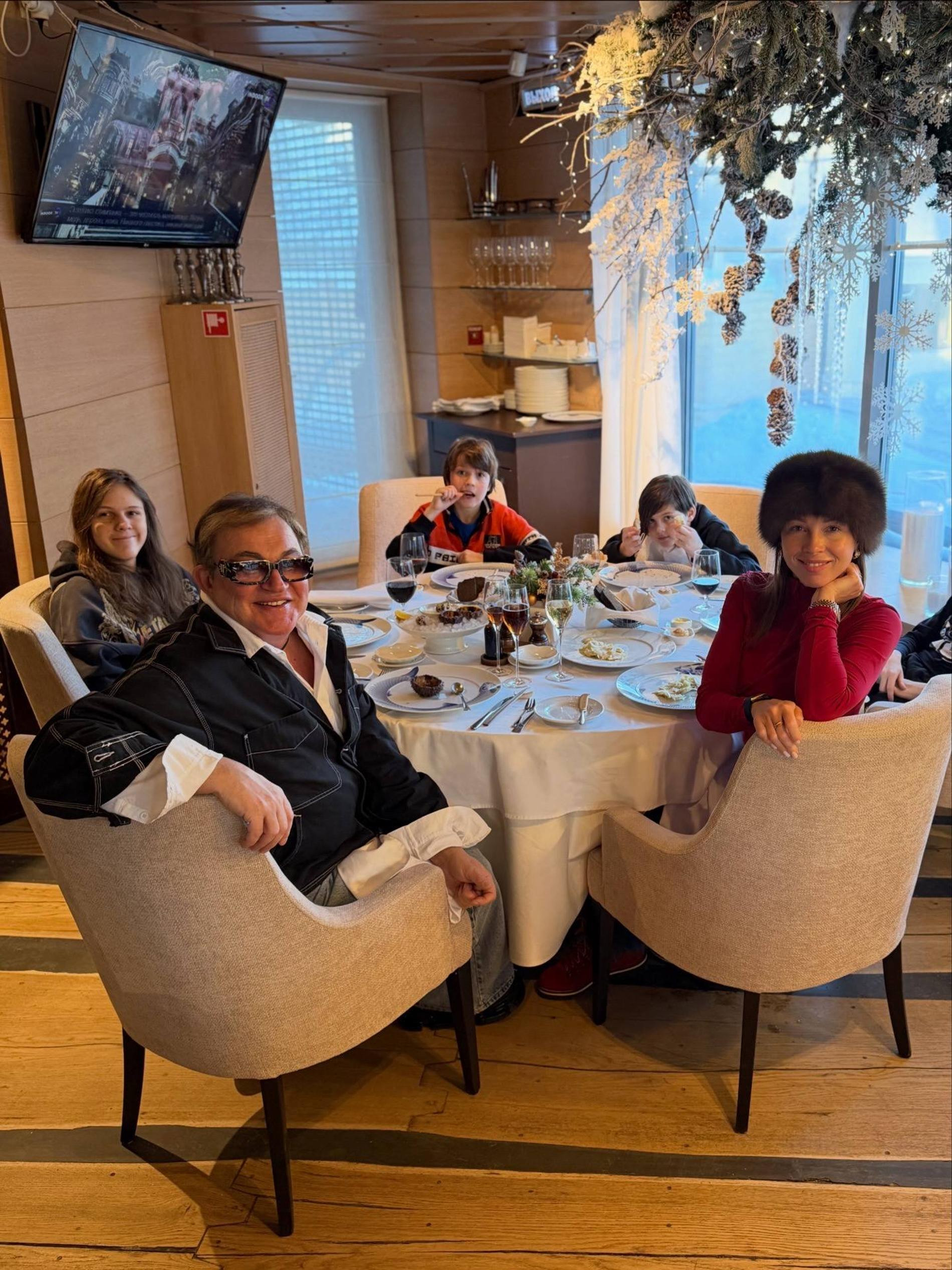 Дмитрий и Полина Дибровы с сыновьями. Фото: Telegram @dibrovapolina