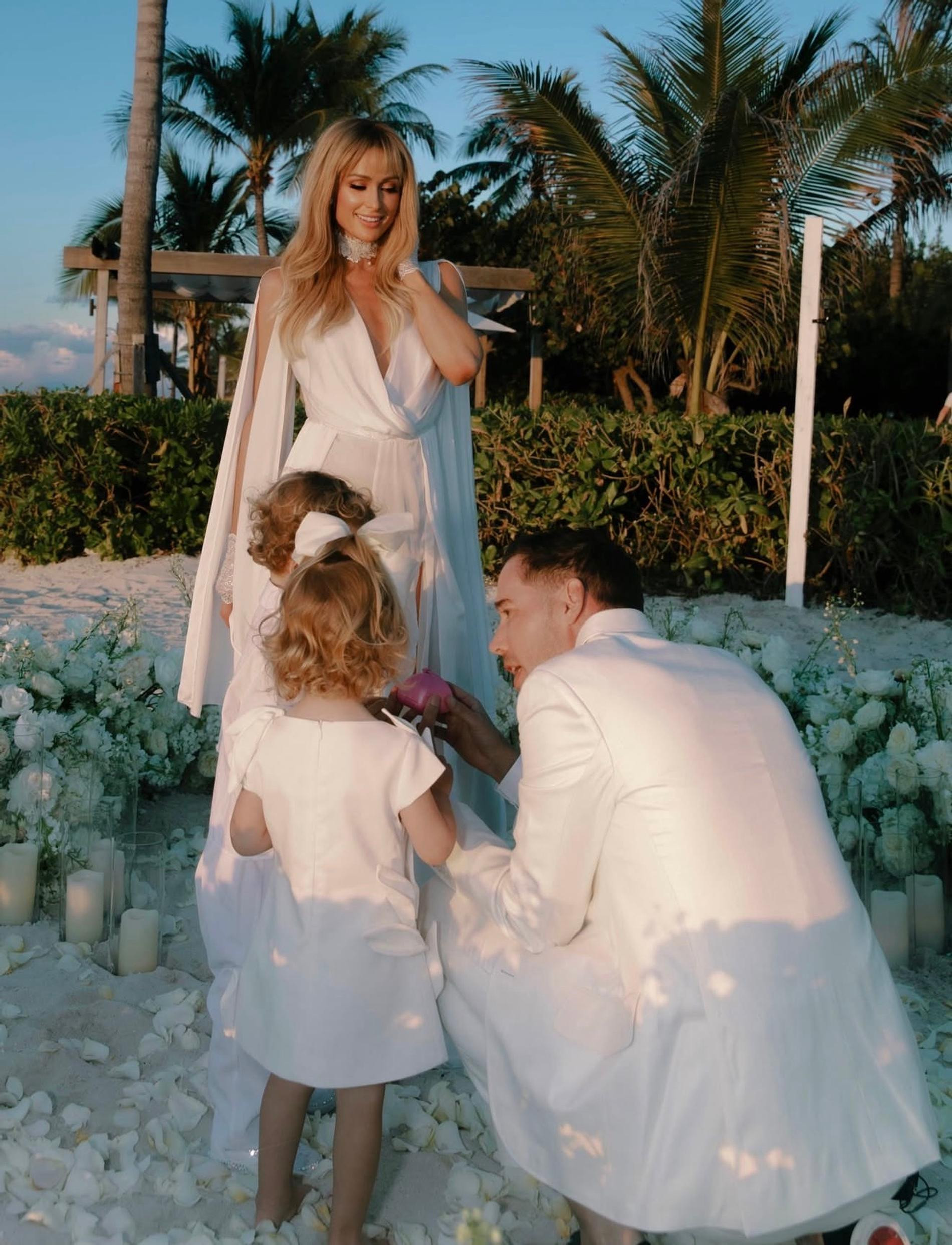 Пэрис Хилтон и Картер Реум со своими детьми. Фото: Соцсети Пэрис Хилтон