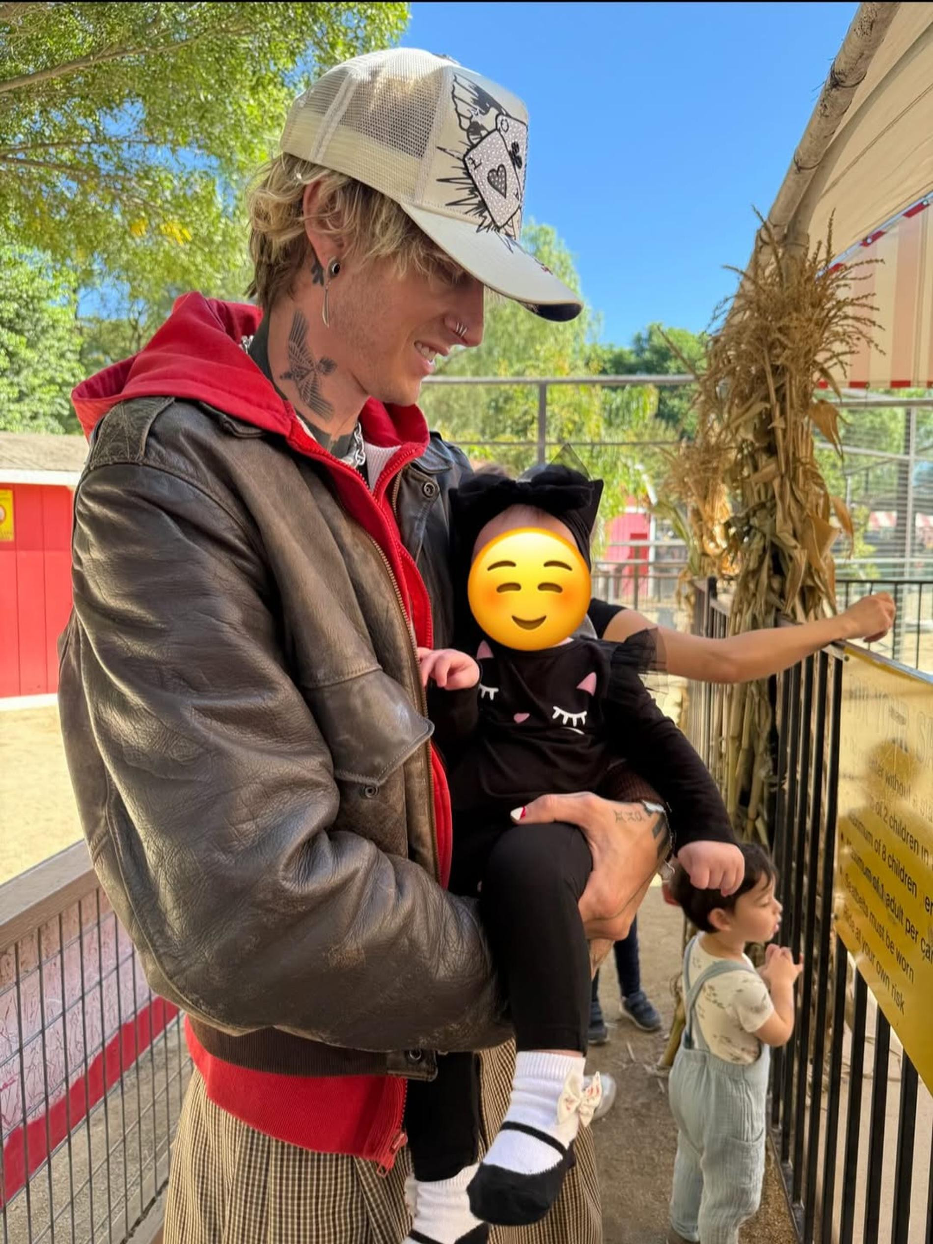 Machine Gun Kelly с дочерью. Фото: Инстаграм (запрещён в РФ) @machinegunkelly