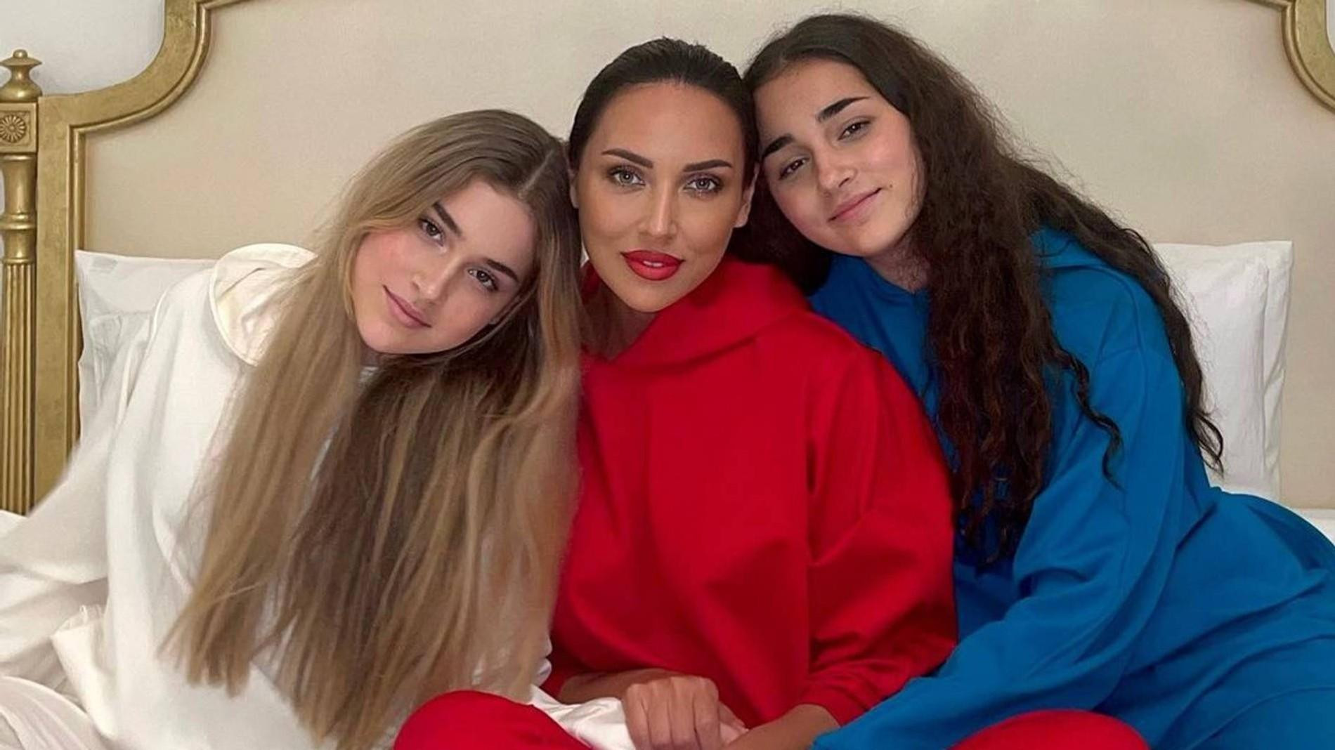 Алсу с дочерьми Микеллой и Сафиной. Фото: Instagram (Запрещён в РФ) @alsou_a