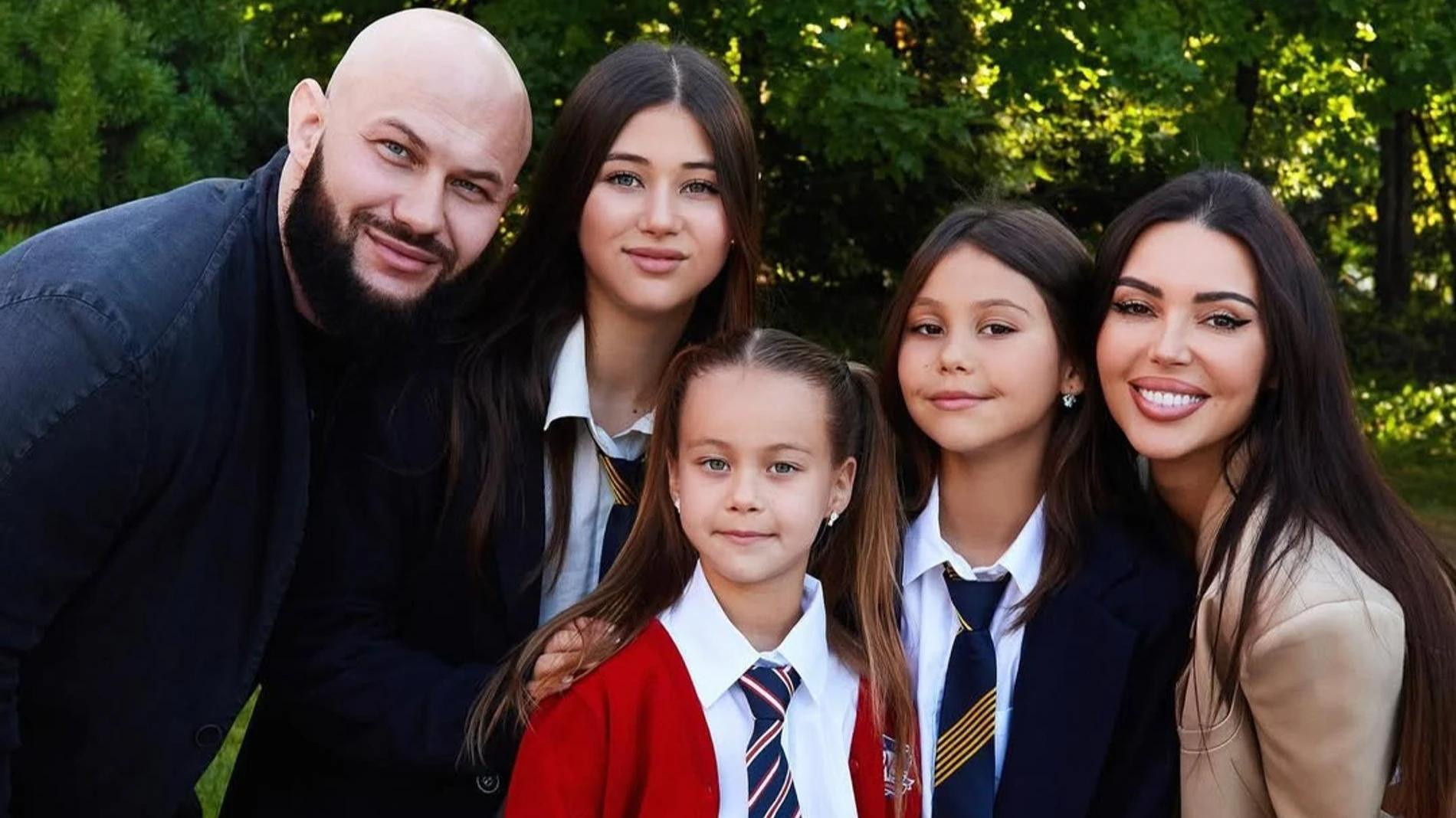 Джиган и Оксана Самойлова с дочерьми. Фото: Инстаграм (запрещён в РФ) @samoylovaoxana