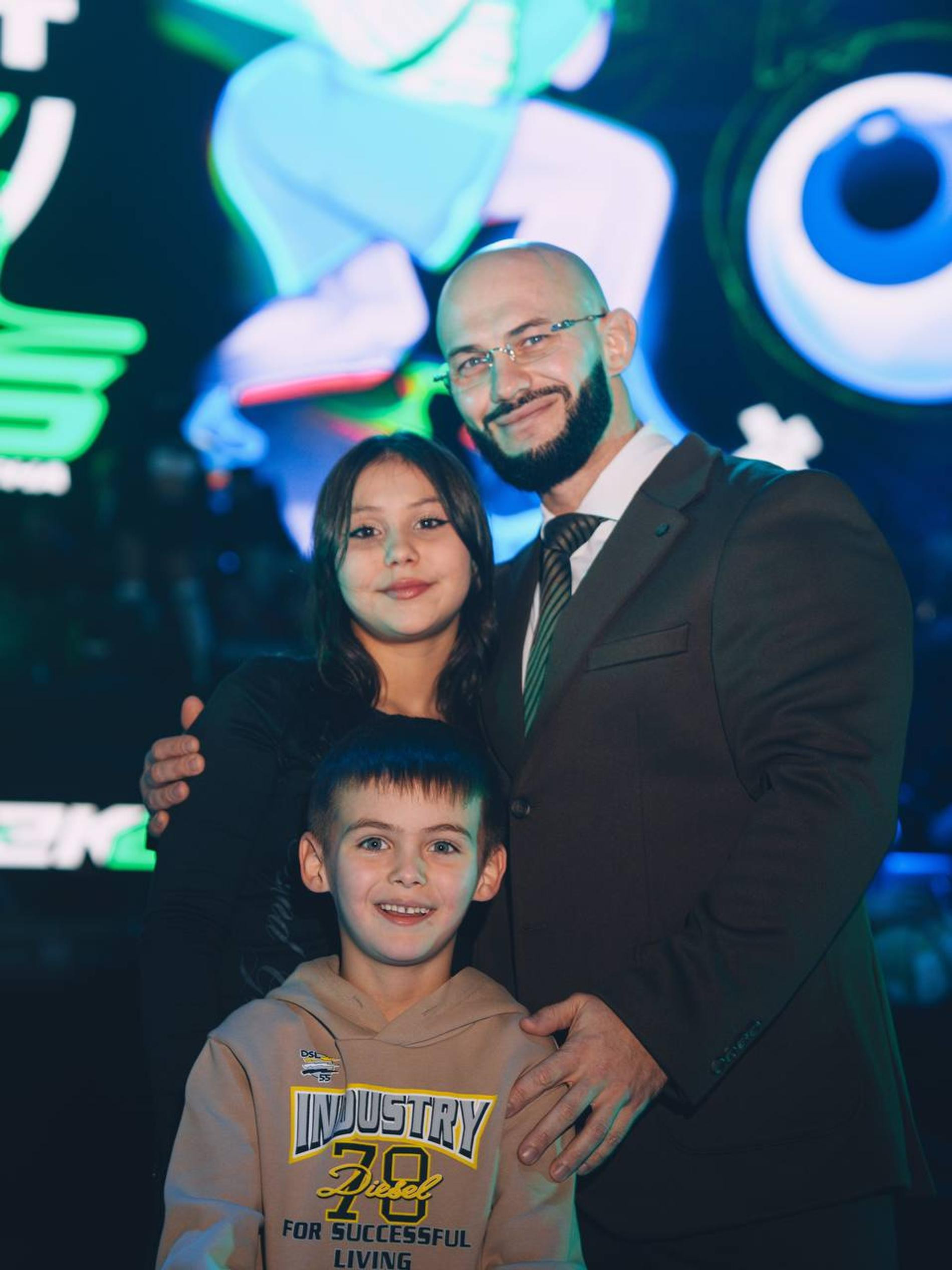 Джиган с детьми. Фото: ТГ-канал @geegunchill