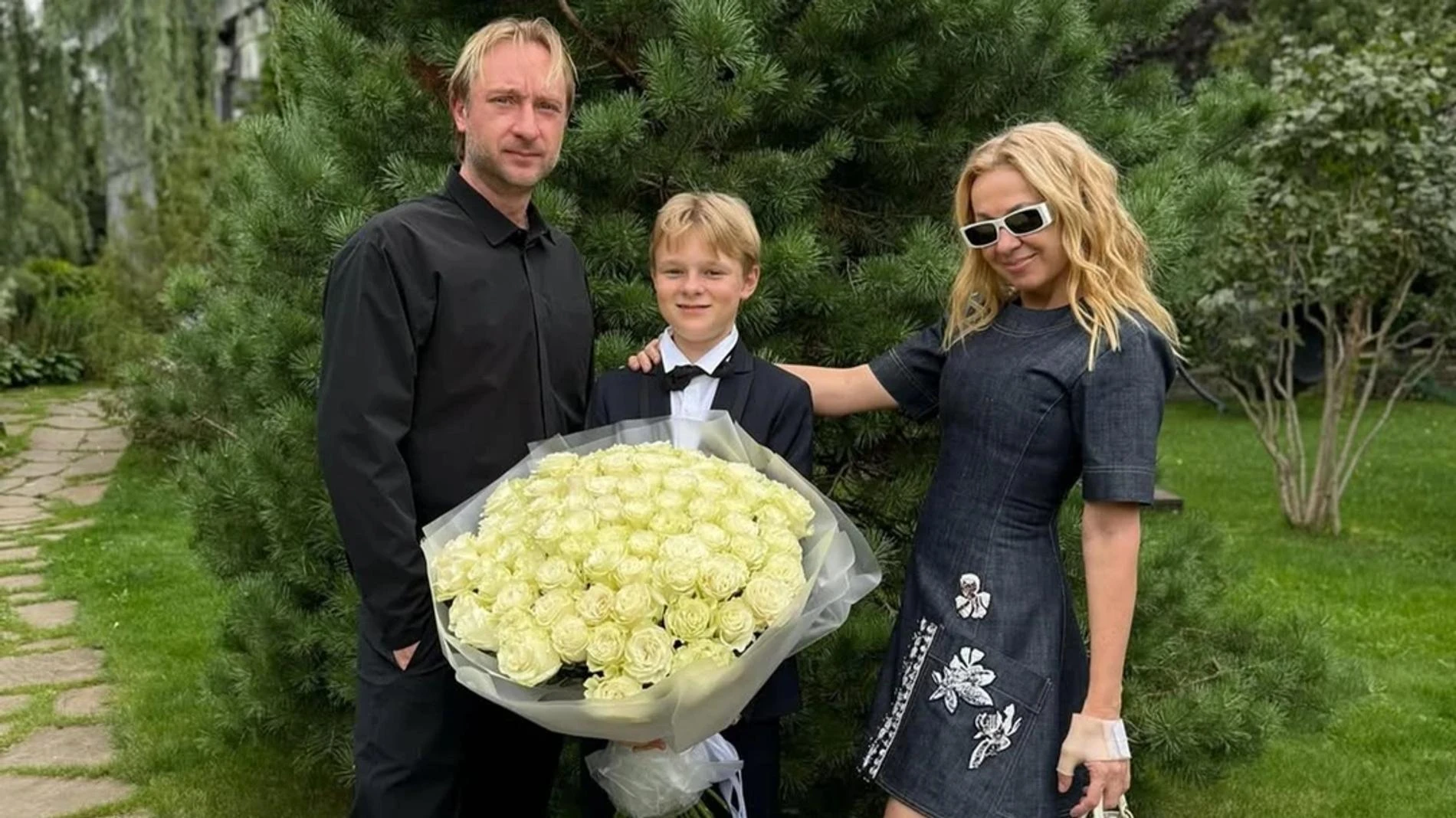 Александр Плющенко с родителями. Фото: Инстаграм (запрещен в РФ) @gnomgnomych